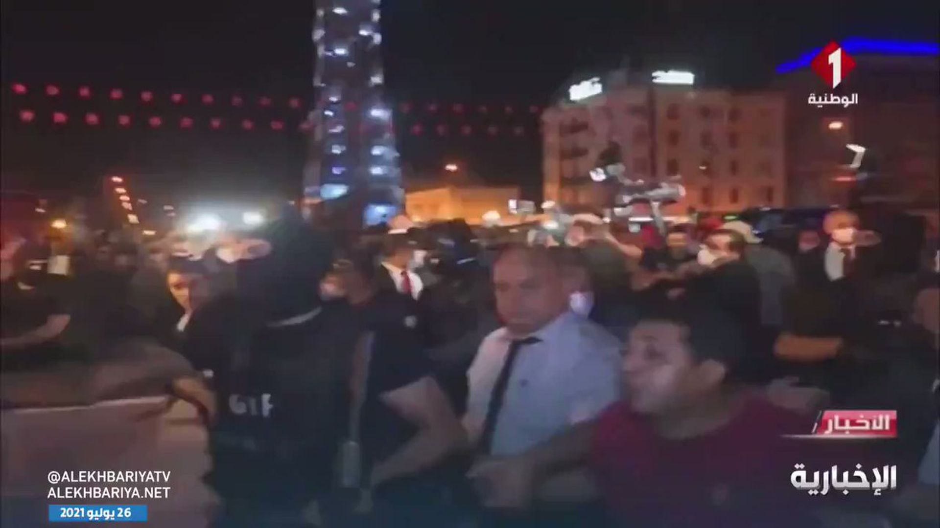 根据突尼斯电视台节目显示，赛义德（中间白衣者）也参加了民间集会。（liveumap网页截图）