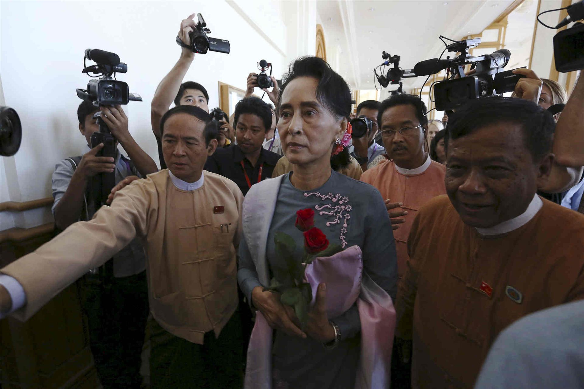 从2015年以来，昂山素季在缅甸的崇高地位并没有发生变化，但出乎西方人预料的是，缅甸人并不是因为她在民主领域的贡献而对其尊崇；而是因为她是国父昂山将军的血亲，才对其顶礼。（路透社）