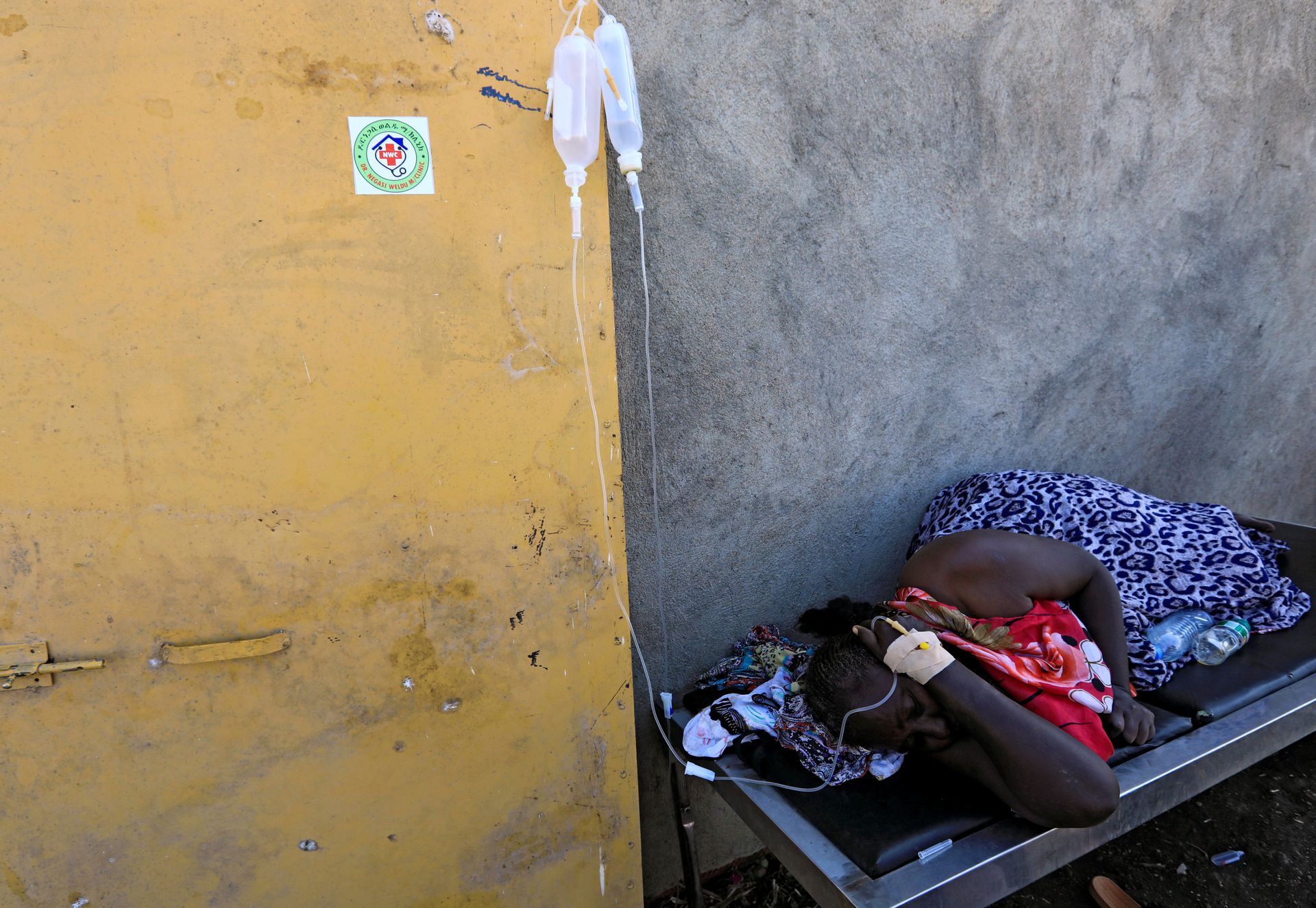 2020年11月20日，苏丹Al-Qadarif州，一名逃离提格雷地区战争的埃塞俄比亚妇女在苏丹-埃塞俄比亚边境的Fashaga难民营接受治疗。(Reuters)