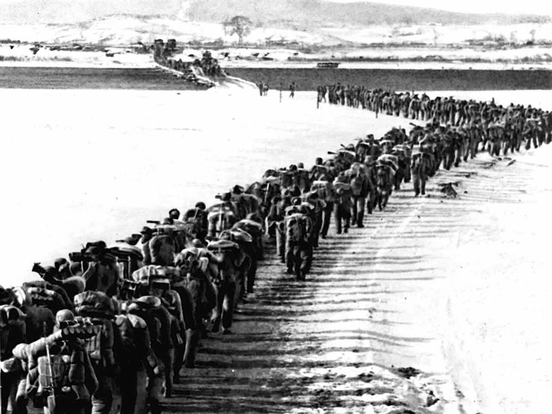 1950年10月14日，解放军第十五野战军第119师第334团渡过鸭绿江。（Getty）