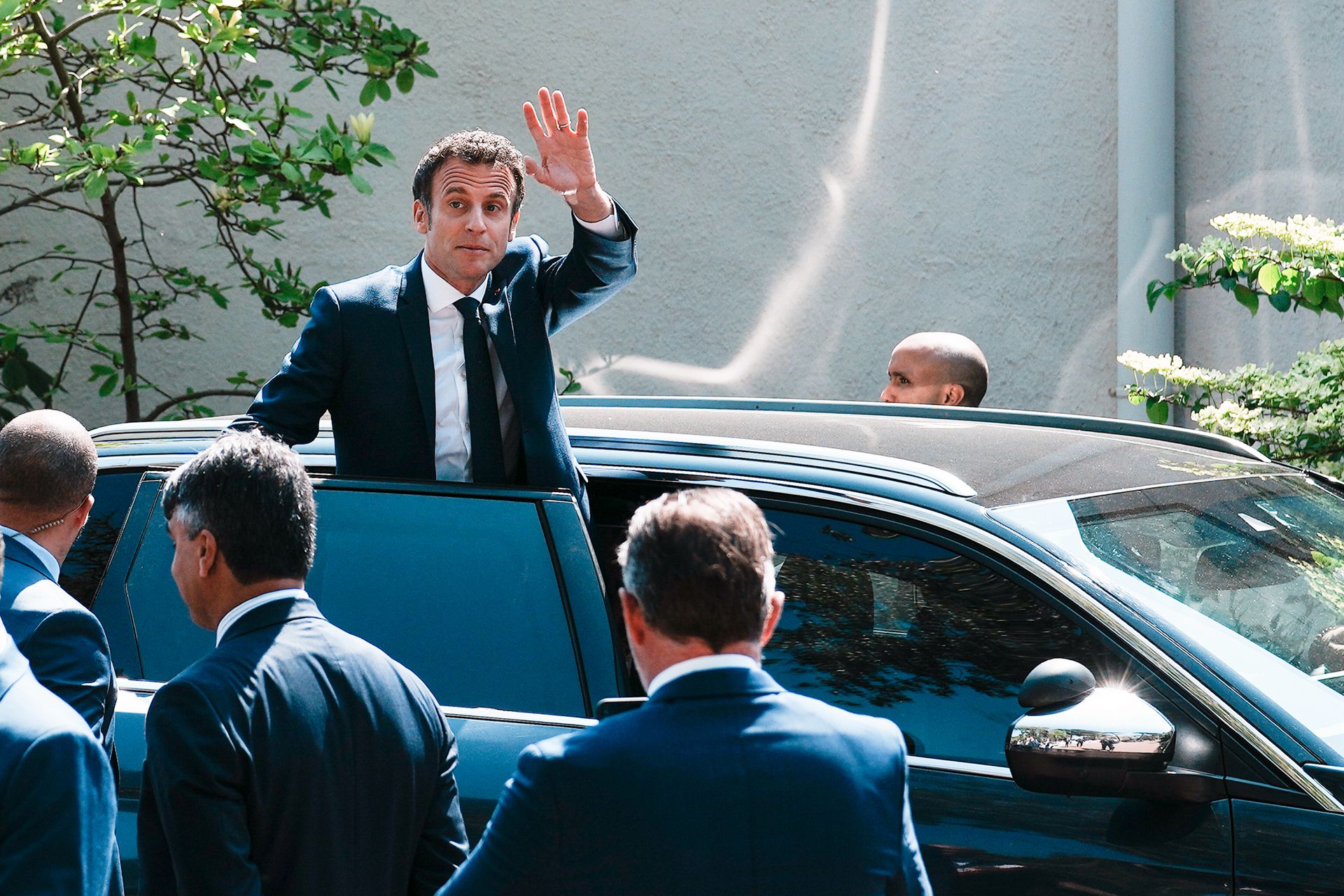 4月24日，在法国北部勒图凯，马克龙在投票后从车里挥手致意。（AP）