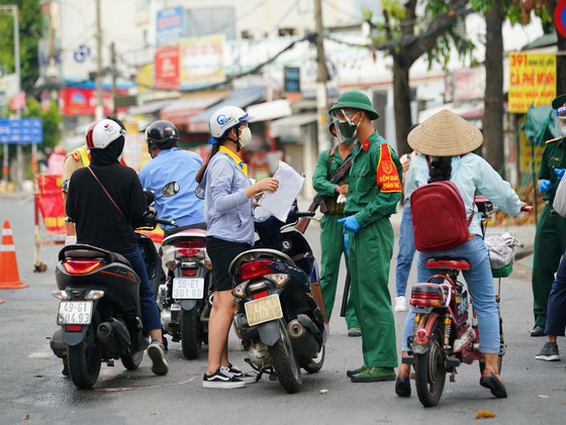 目前，胡志明市已限制居民出行，居民如无相关证件需返回。（越南西贡解放日报网页截图）