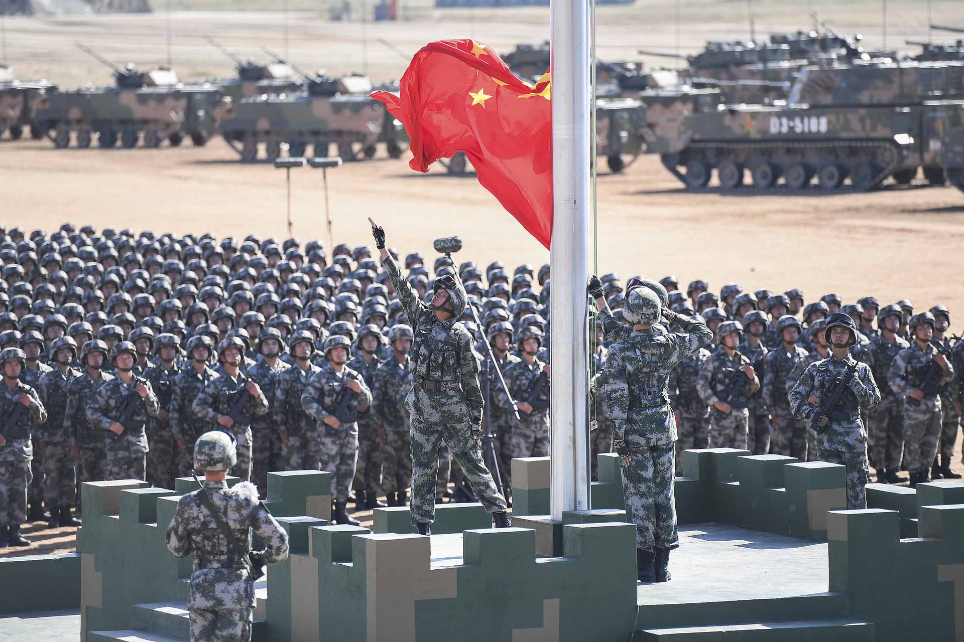 庆祝中国人民解放军建军90周年阅兵现场举行升旗仪式。（新华社）