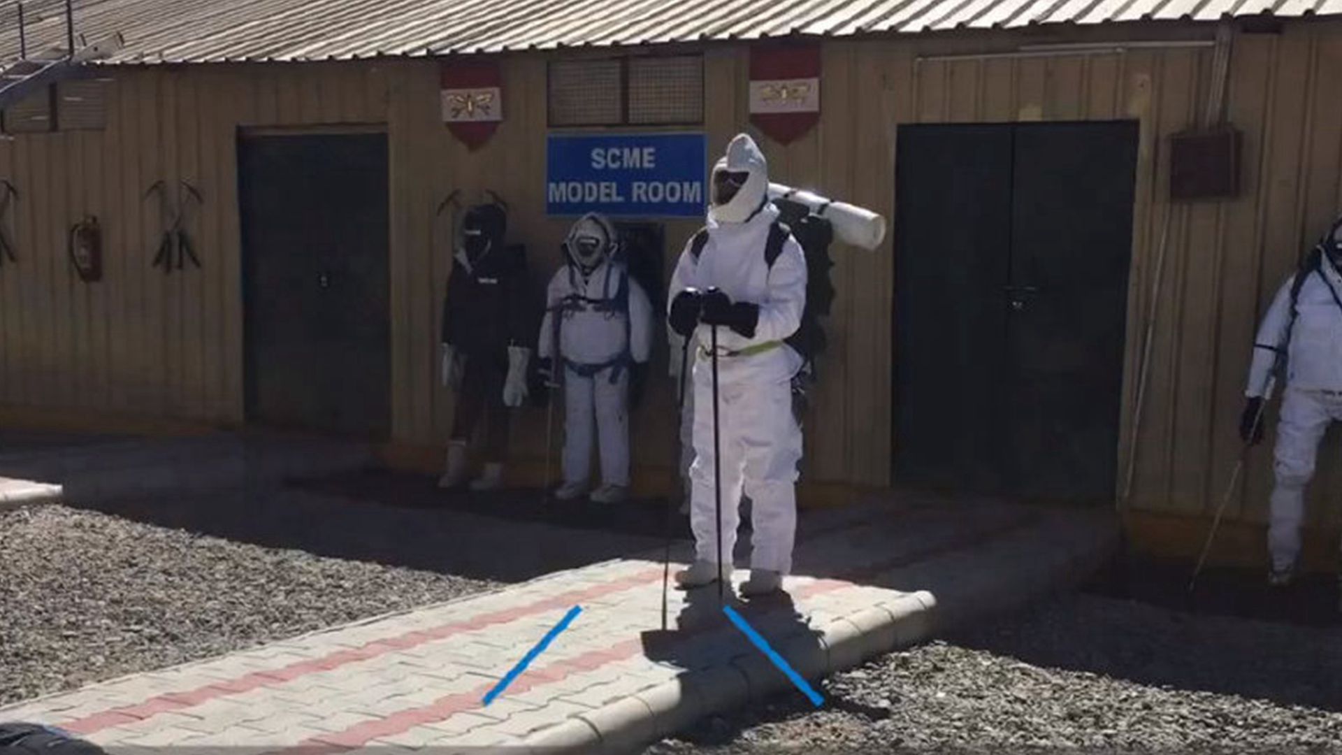 展示人员身穿极寒服装驻守在越冬样板房前,印媒消息说,印军极寒装备80%依靠进口。(微博@河婆Jason007) 展示人员身穿极寒服装驻守在越冬样板房前,印媒消息说,印军极寒装备80%依靠进口。(微博@河婆Jason007)