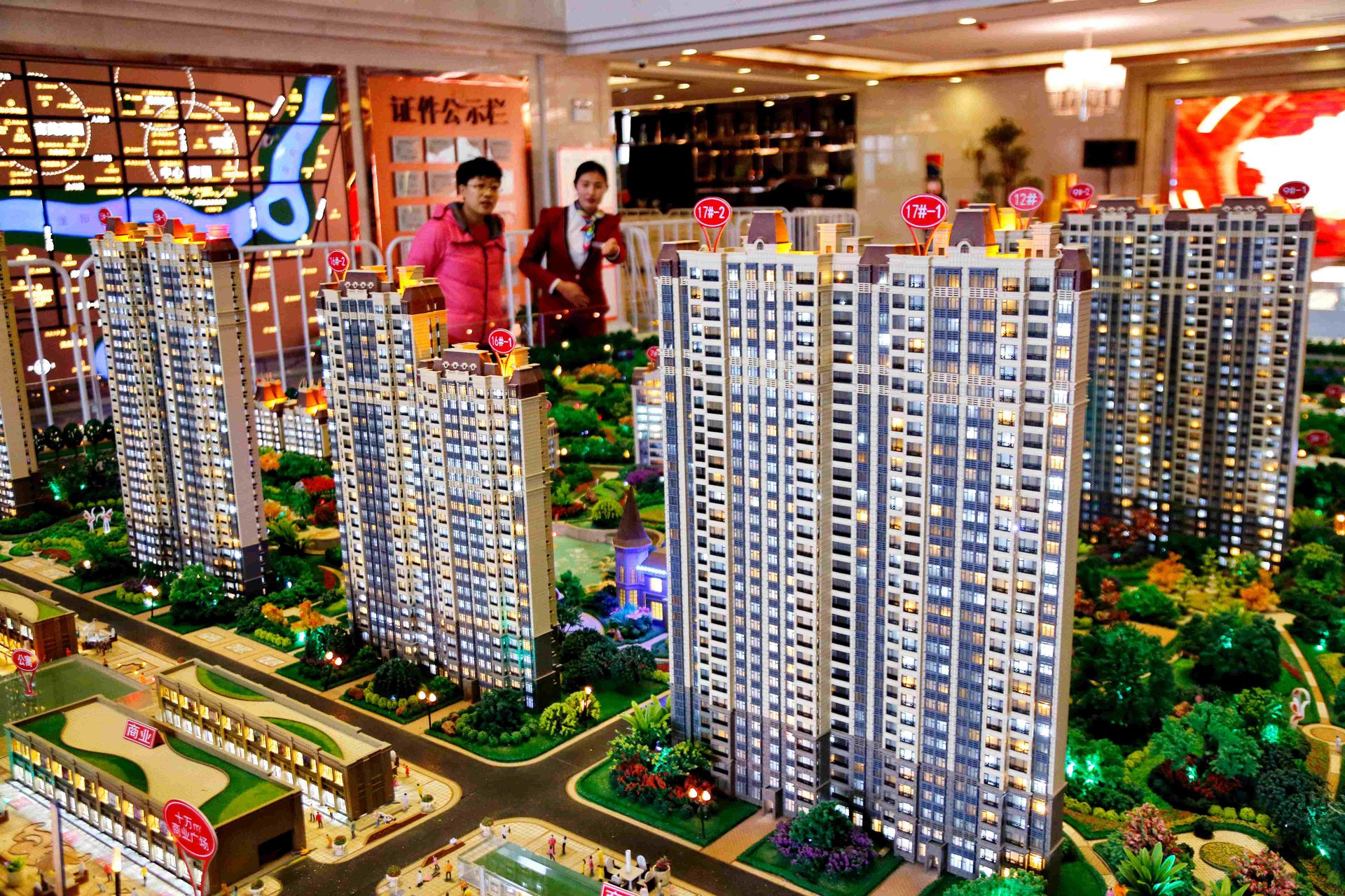 中国央行2021三季度例会上罕见提及房地产“两个维护”。（新华社）
