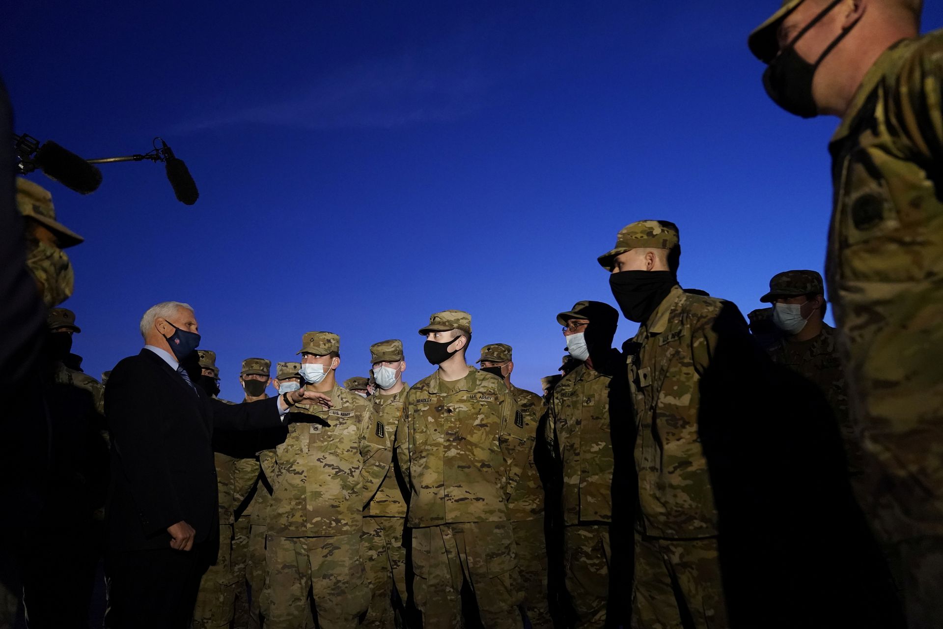 2021年1月14日，美国副总统彭斯（Mike Pence）在华盛顿国会大厦外对国民警卫队发表讲话。（Reuters）