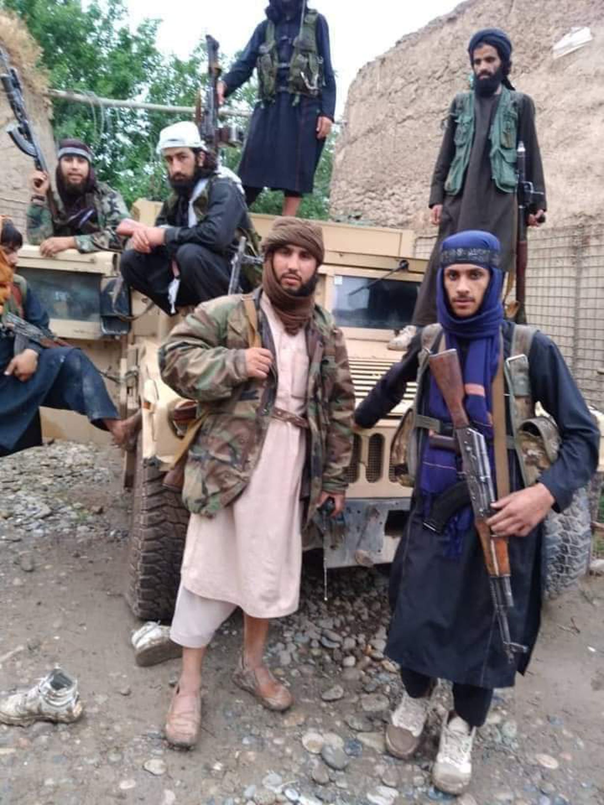 这是一组参与攻击行动的塔利班普通参战人员。塔利班另有精锐部队“红色部队”，此次围攻并未出动。（liveumap网页截图）