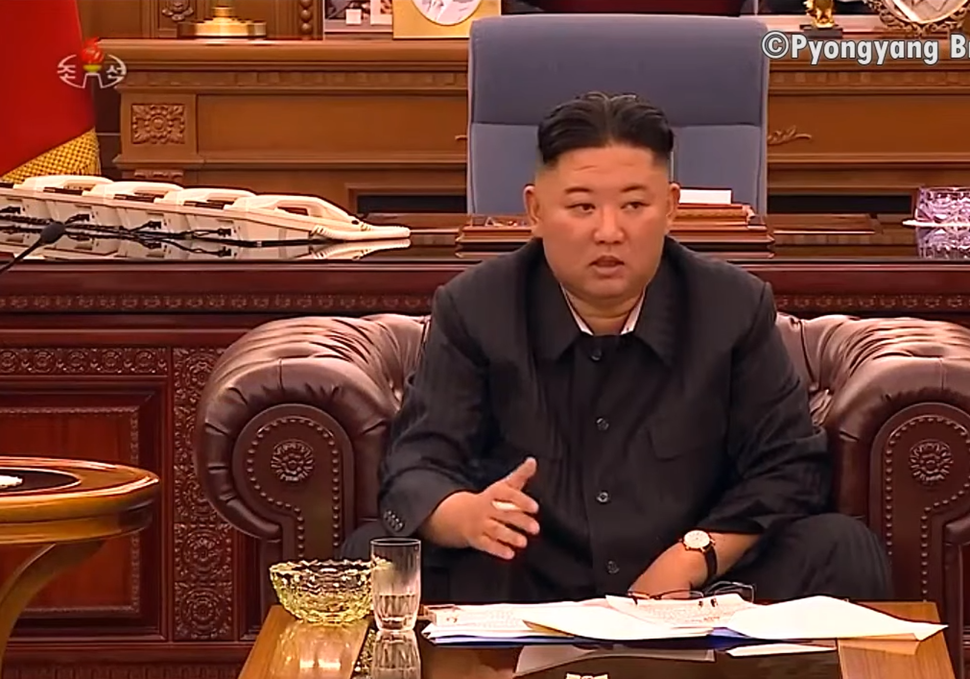 朝鲜官方播出金正恩吸烟画面。（朝鲜中央电视台视频截图）