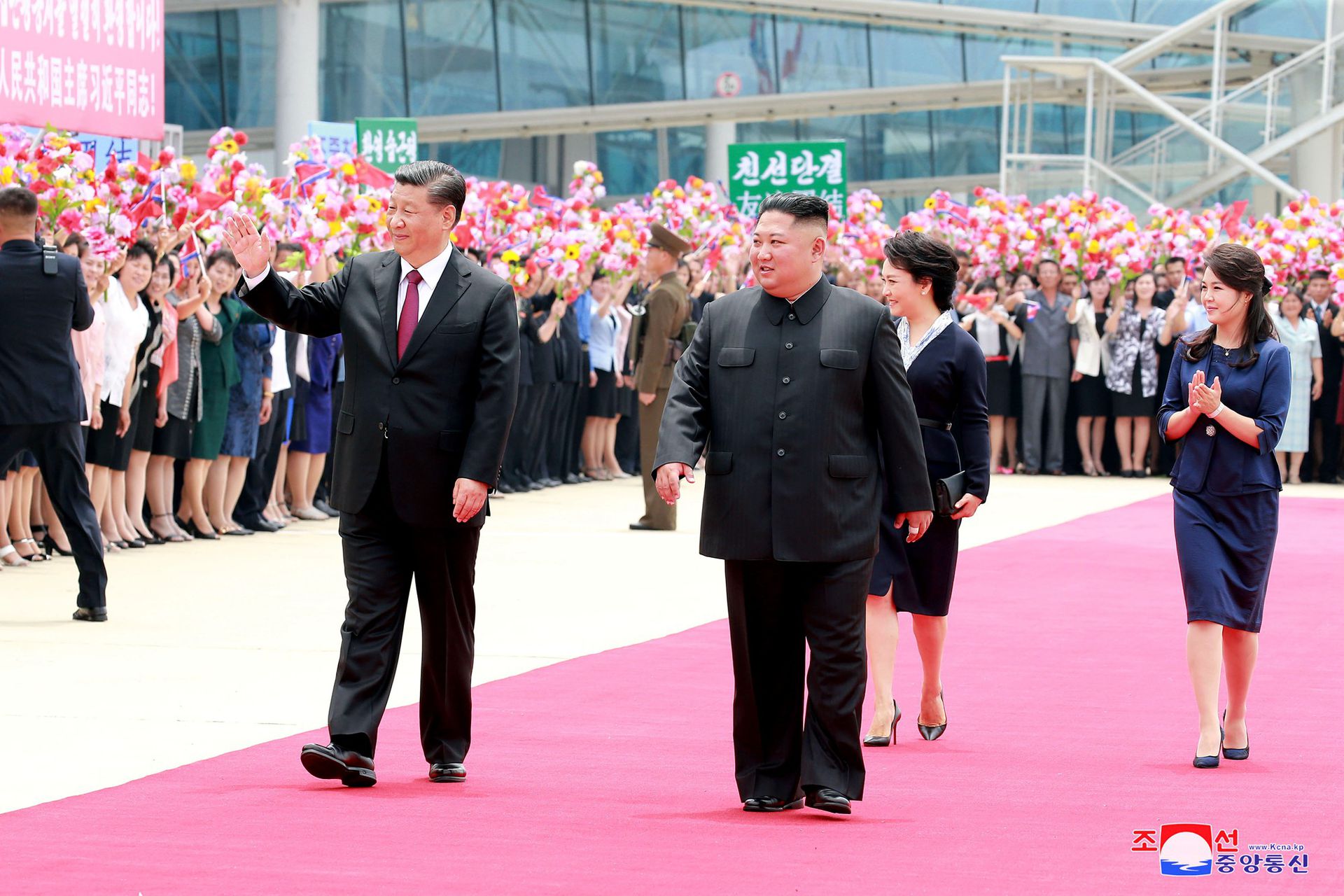 2019年6月20日，习近平向参加欢迎仪式民众挥手。（Reuters）