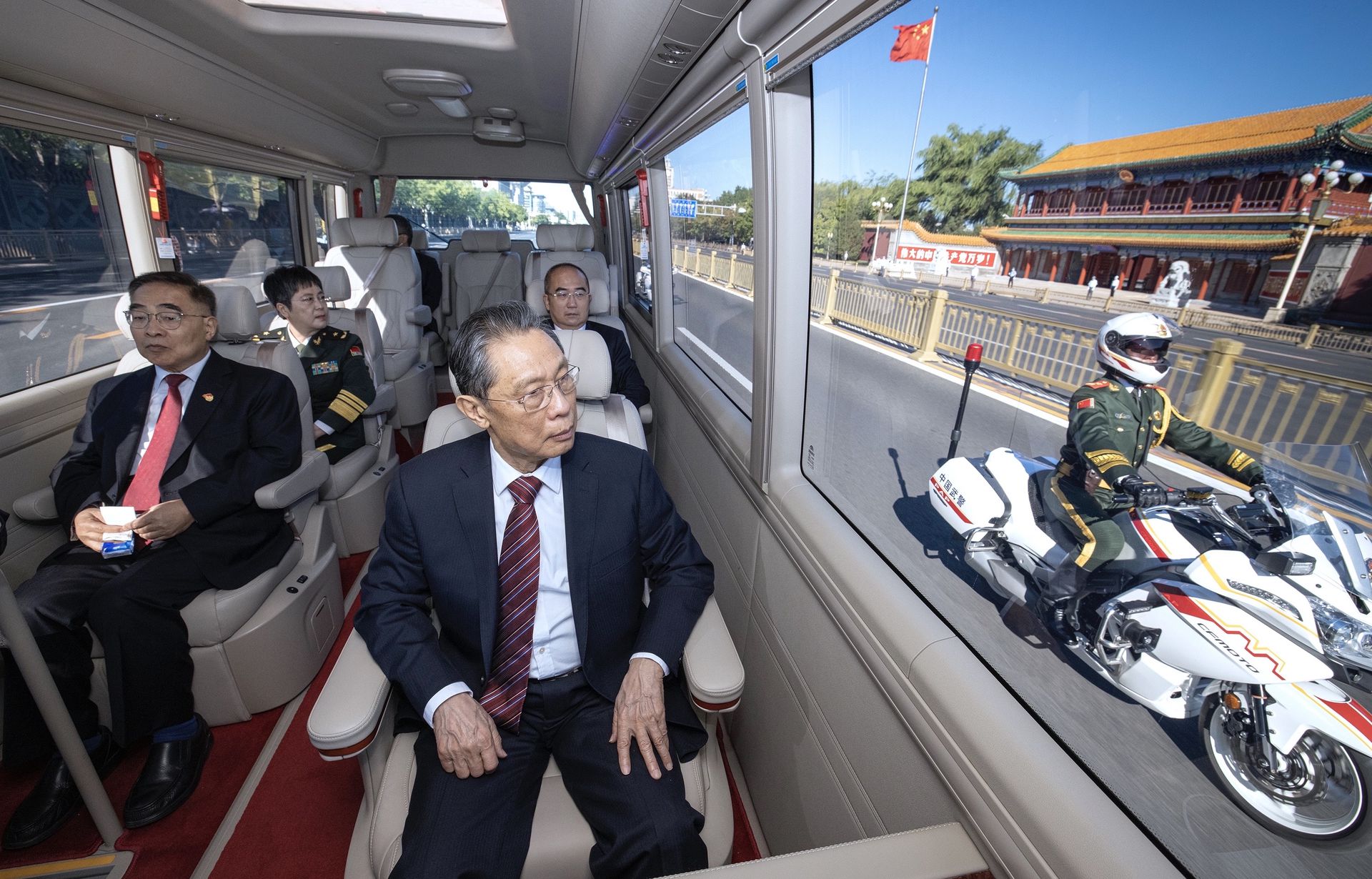 2020年9月8日上午,“共和国勋章”获得者钟南山、“人民英雄”国家荣誉称号获得者张伯礼、张定宇、陈薇乘坐礼宾车前往人民大会堂。(新华社)