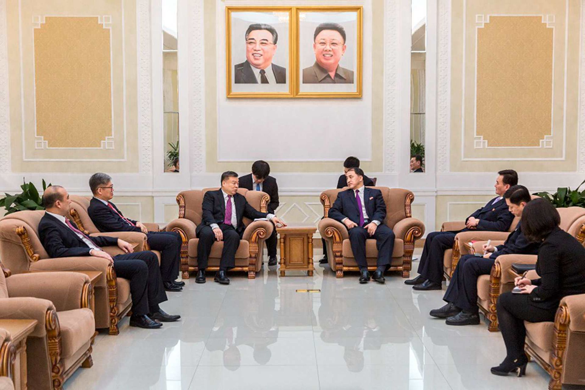活动开始前，朝鲜外务省副相李吉成与中国驻朝鲜大使李进军进行了简短会见。（中国驻朝鲜大使馆官方网站）