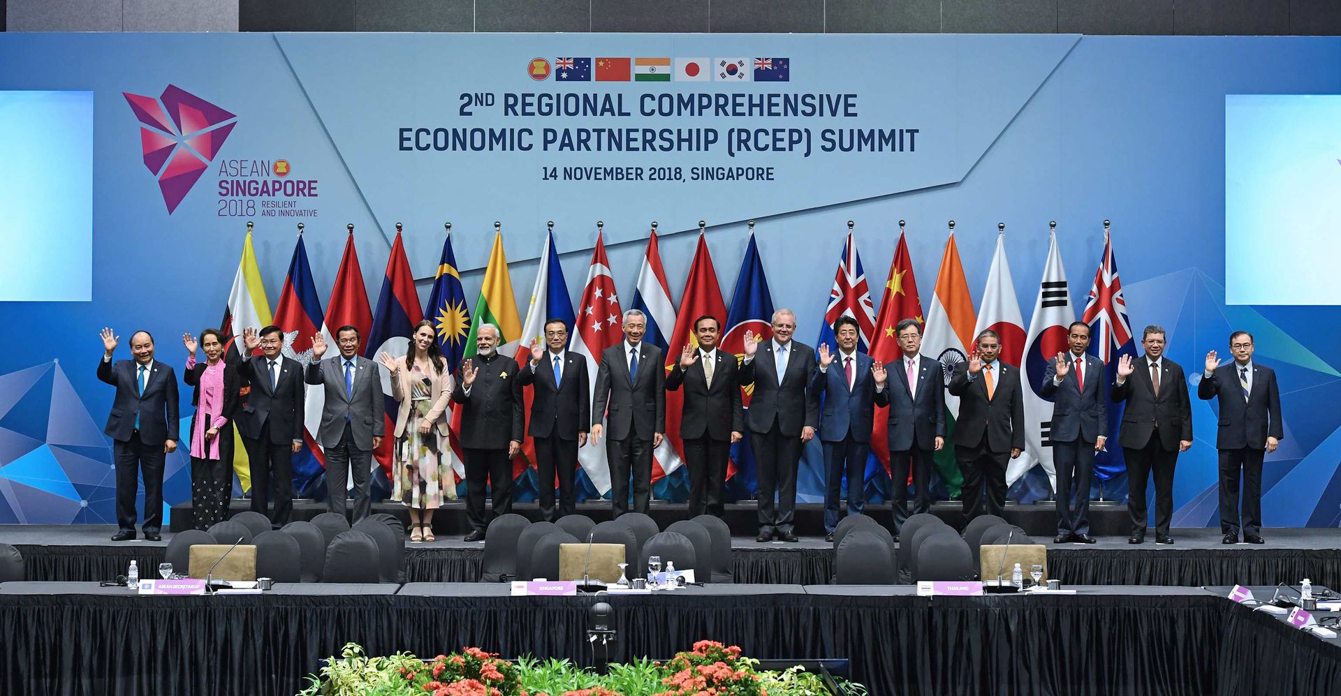 2018年11月14日，中国总理李克强在新加坡会展中心出席第二次RCEP领导人会议。图为与会领导人集体合影。（新华社）