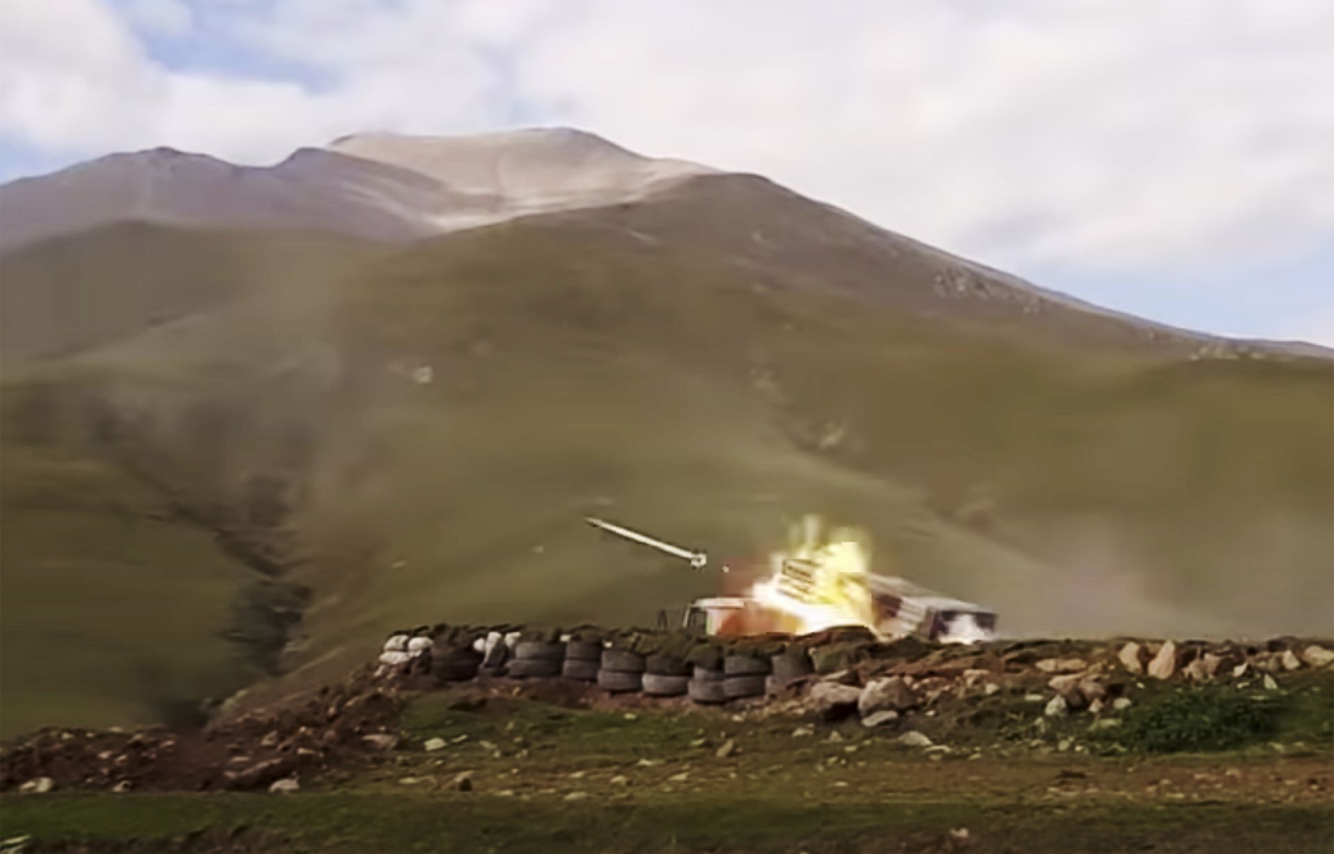 2020年10月3日，阿塞拜疆国防部发布的照片中，阿塞拜疆军队的多管火箭发射器进行射击。（AP）