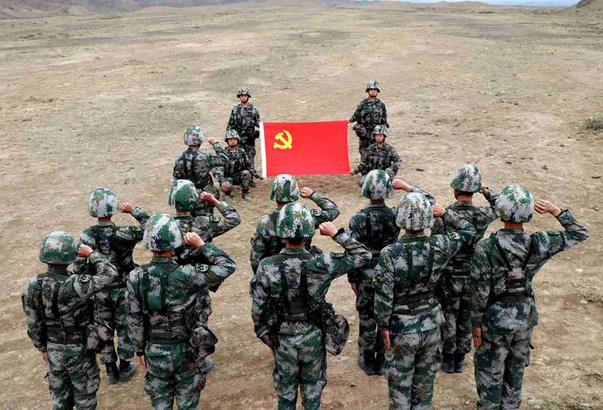 解放军官兵在进行一系列纪念活动过程中，向中共党旗宣誓。（微信@喀喇昆仑卫士）