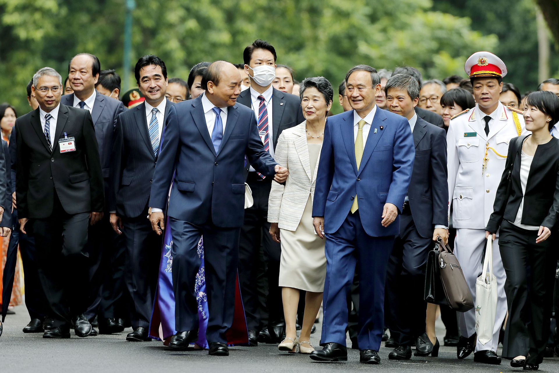 在2020年10月，当外界瞩目于日本首相菅义伟（最前排右）与越南总理阮春福等人的会晤时，外界其实应该留意阮春福身后幕僚的变动。在此之后的两个月间，越南全国各地召开新一届党代会，确定了包括63名省级领导在内的新一届基层。（美联社）