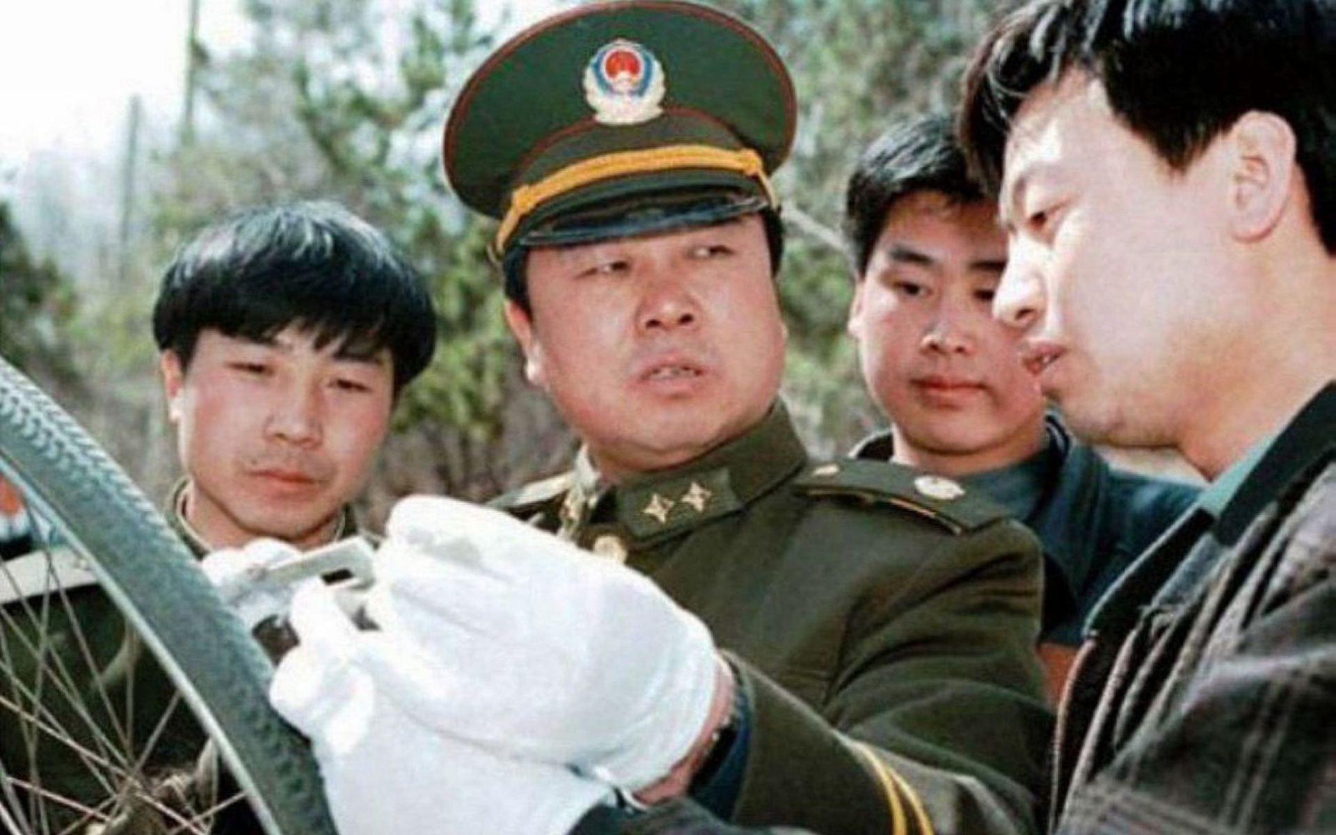 王立军规定,警务系统使用他的照片必须打报告到市局拷贝,这些照片均是“蓝精灵”悉心制作好的。图为王立军在辽宁时期的摆拍照“指挥作战”系列。(Twitter@knowledgeishigh)