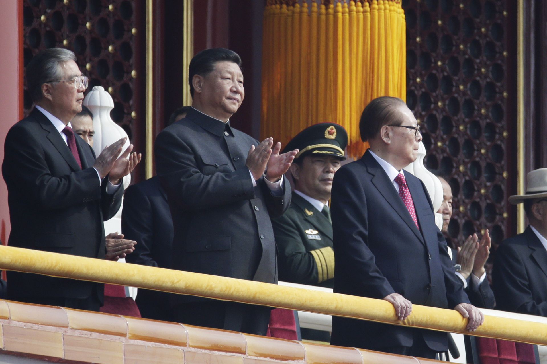 2019年10月1日，中华人民共和国成立70周年阅兵式在北京举行，在阅兵式上，中国国家主席习近平与前国家主席江泽民以及胡锦涛同框。（新华社）