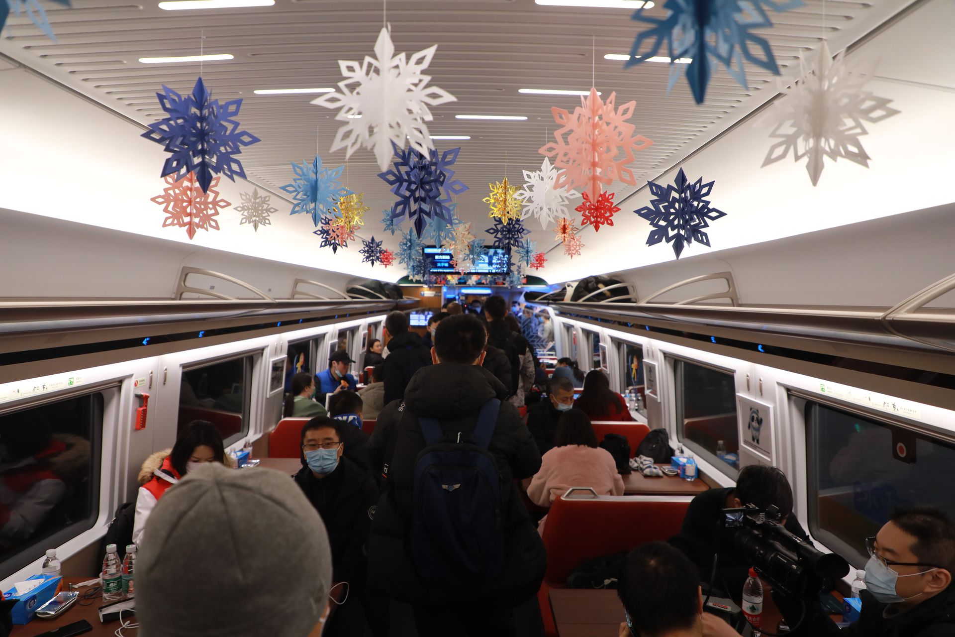北京冬奥高铁列车配以“瑞雪迎春”涂装，车厢内有丰富的奥运元素。（视觉中国）
