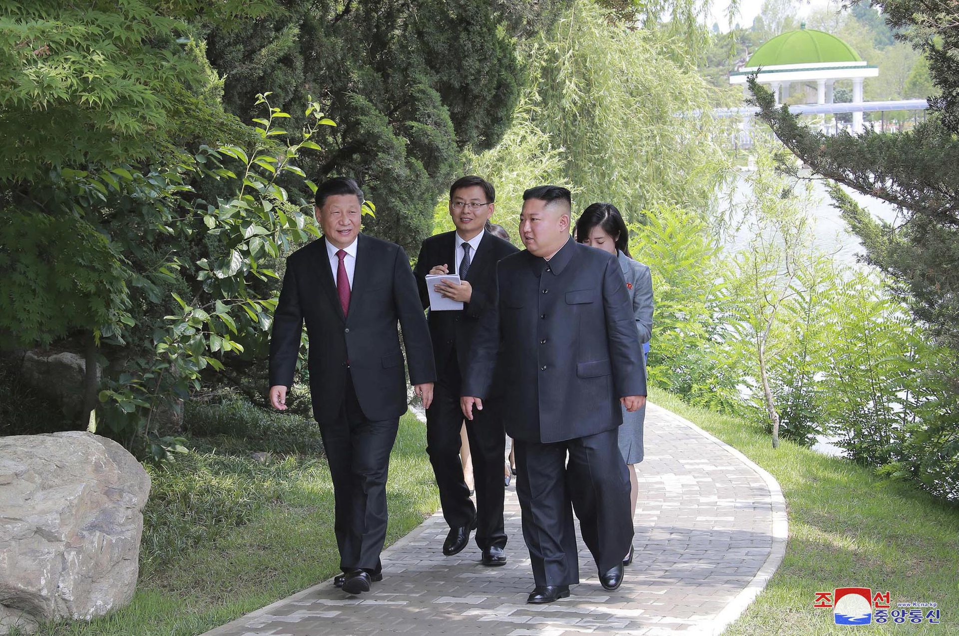2019年6月21日，朝鲜官方公开习近平与金正恩游览交谈画面。（Reuters）