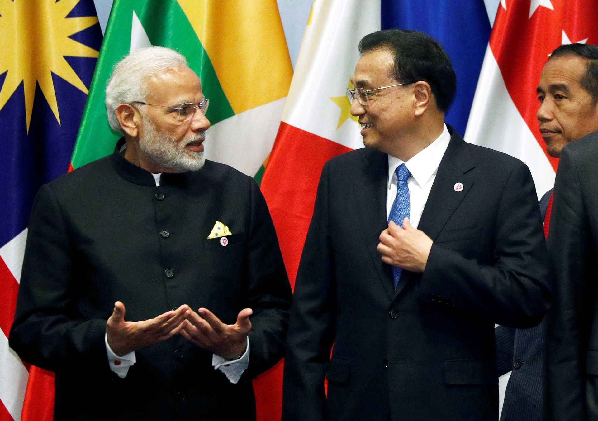 2018年11月14日，第二次RCEP领导人会议期间，中国总理李克强与印度总理莫迪（Narendra Modi，左）交谈。（Reuters）