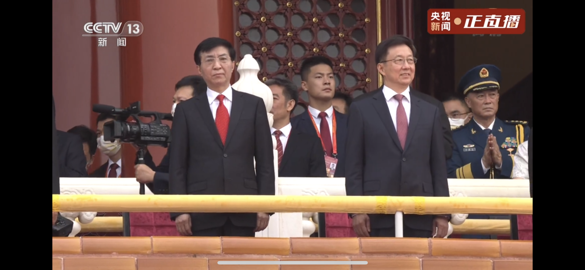 中共政治局常委王沪宁、韩正站在天安门城楼上。（中国央视视频截图）