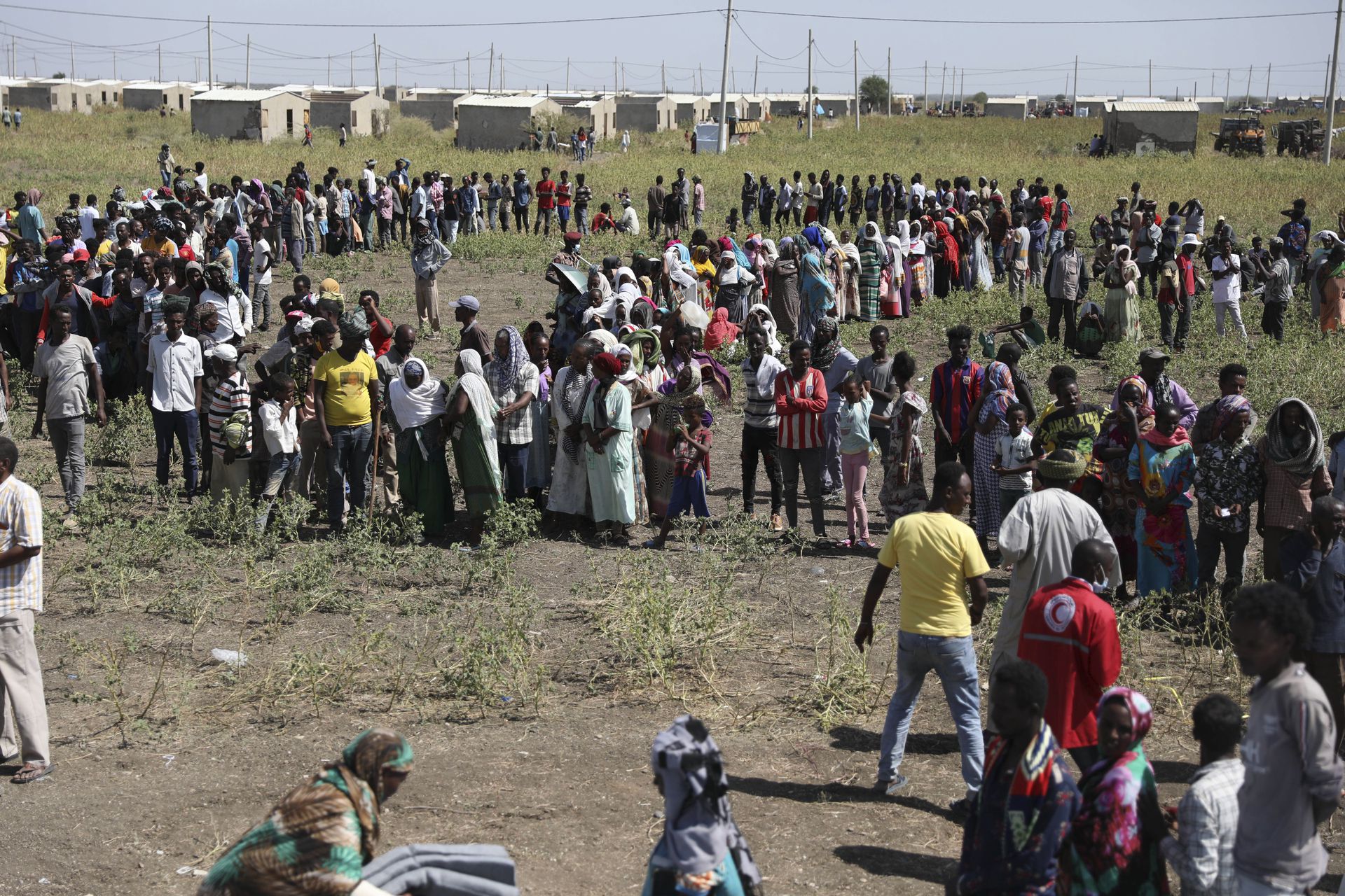 2020年11月21日星期六，复活节苏丹，埃塞俄比亚难民聚集在Qadarif地区。联合国难民署说，埃塞俄比亚不断升级的冲突已经导致数千人从提格雷地区逃往苏丹。与此同时，战斗已经蔓延到埃塞俄比亚边境以外，并有可能激化非洲之角地区的局势。（AP）