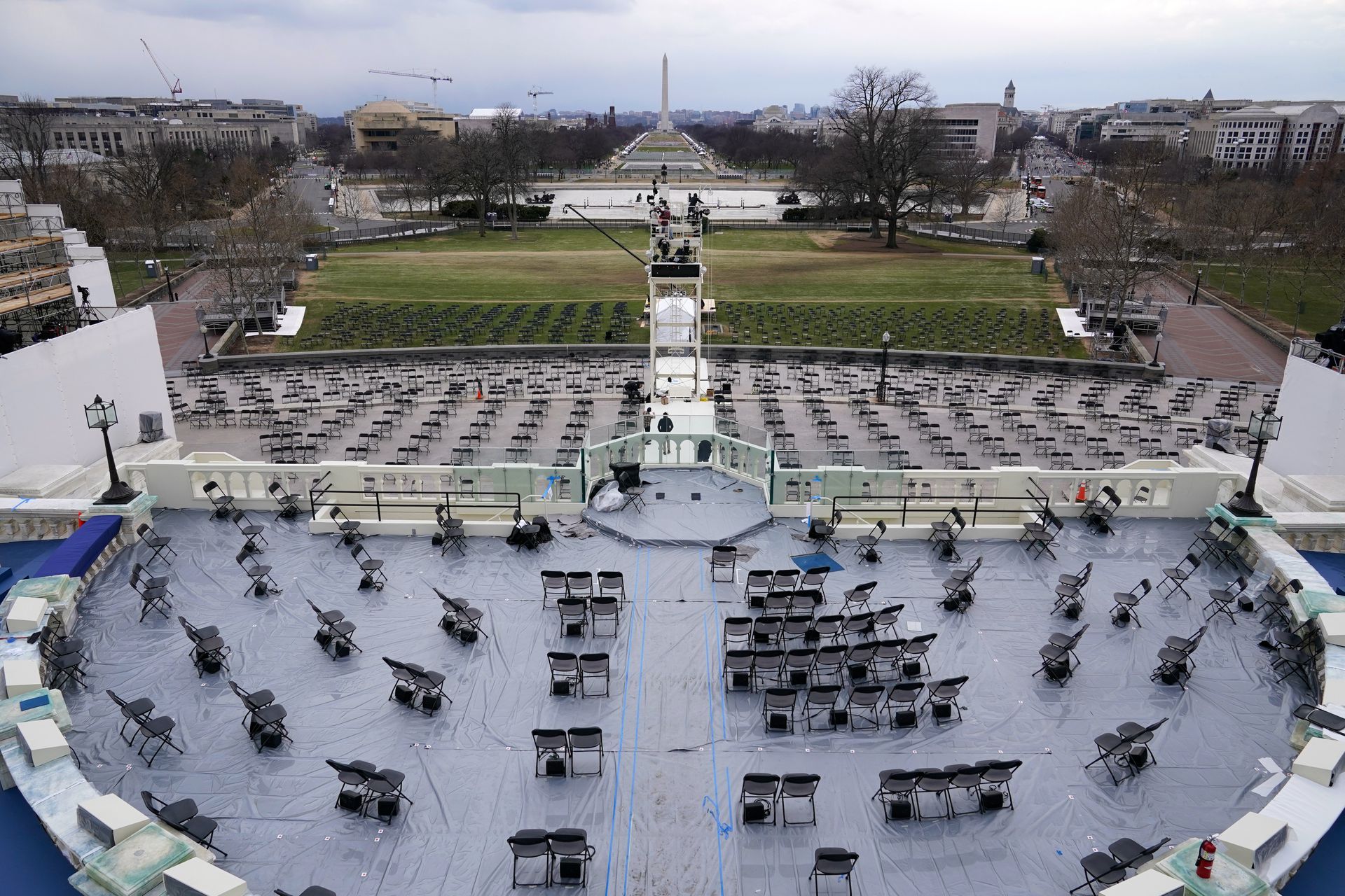 2021年1月16日，美国国会大厦为拜登就职典礼进行准备工作，观众席已经准备完毕。（AP）