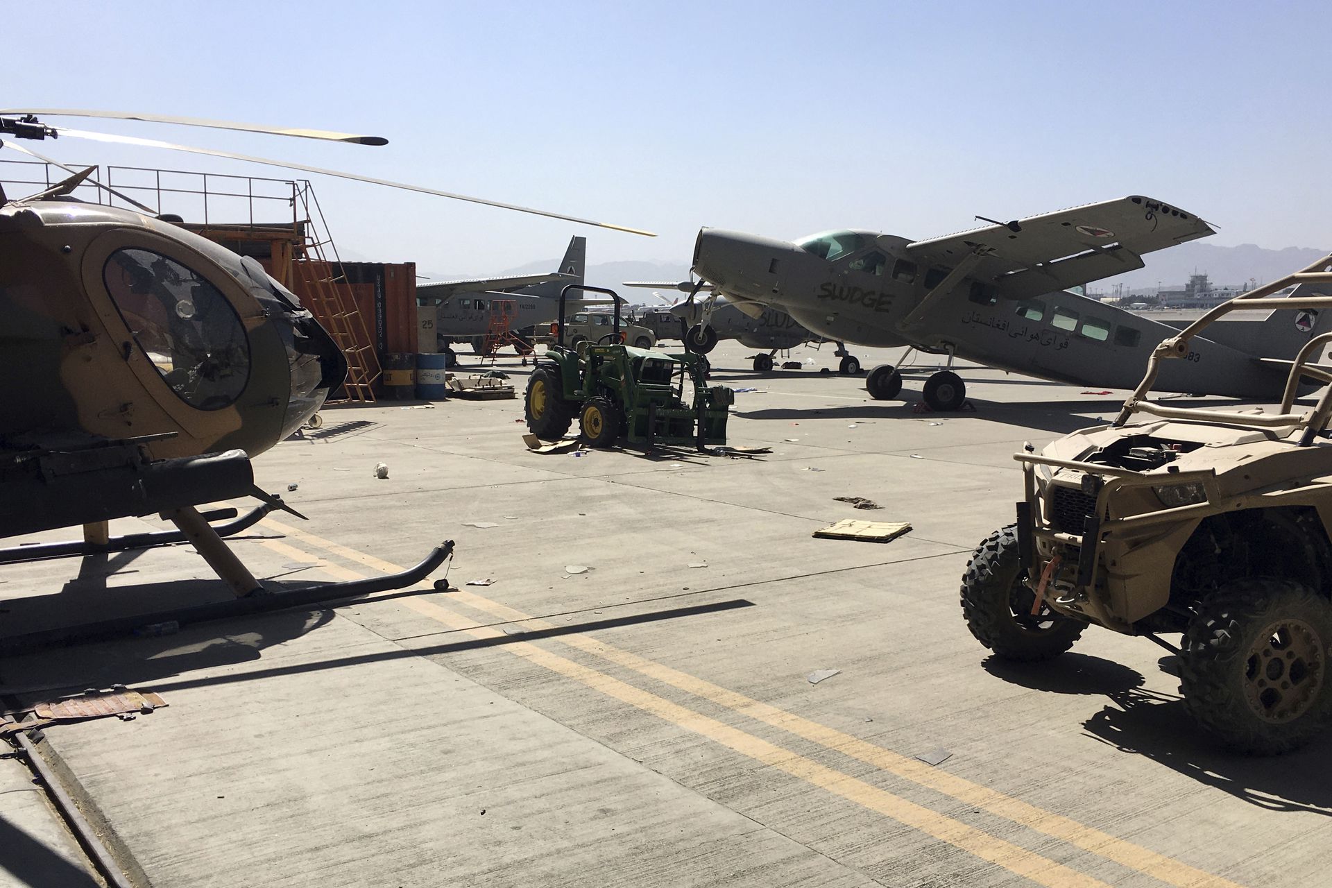 2021年9月5日，阿富汗首都喀布尔机场内，军用飞机被毁坏。（AP）