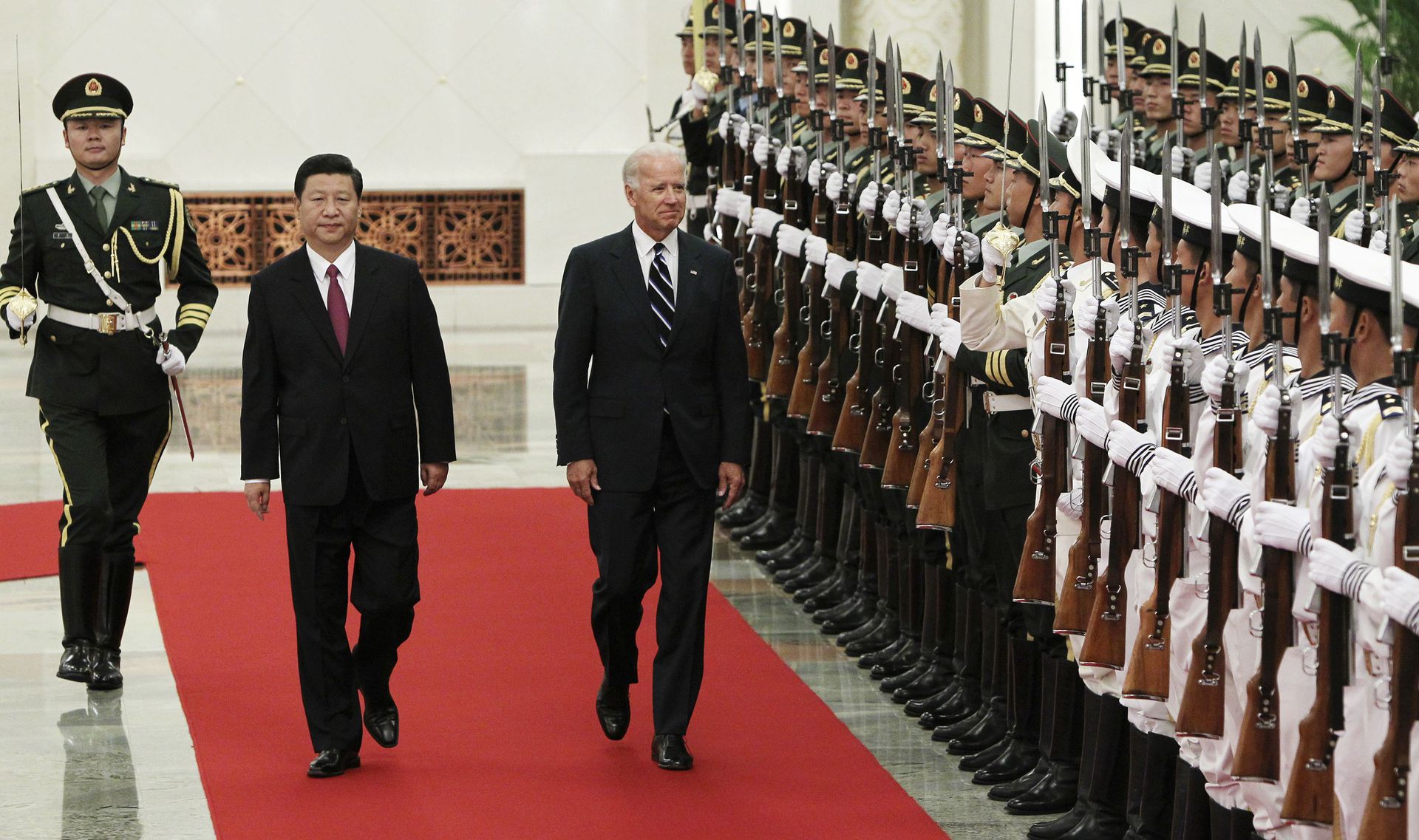 2011年8月18日，时任中国国家副主席习近平在人民大会堂接见拜登。（Reuters）