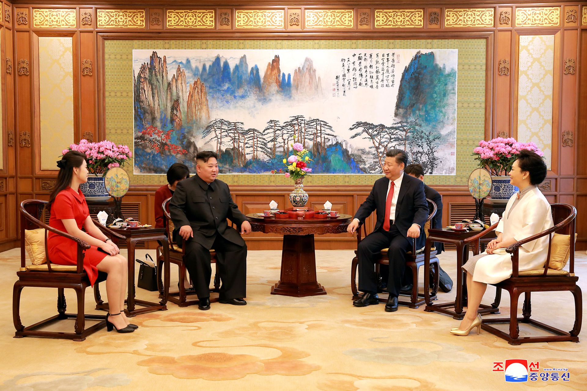 2018年3月25日，朝鲜领导人金正恩与夫人李雪主在中国访问期间，与习近平夫妇进行会谈。（Reuters）