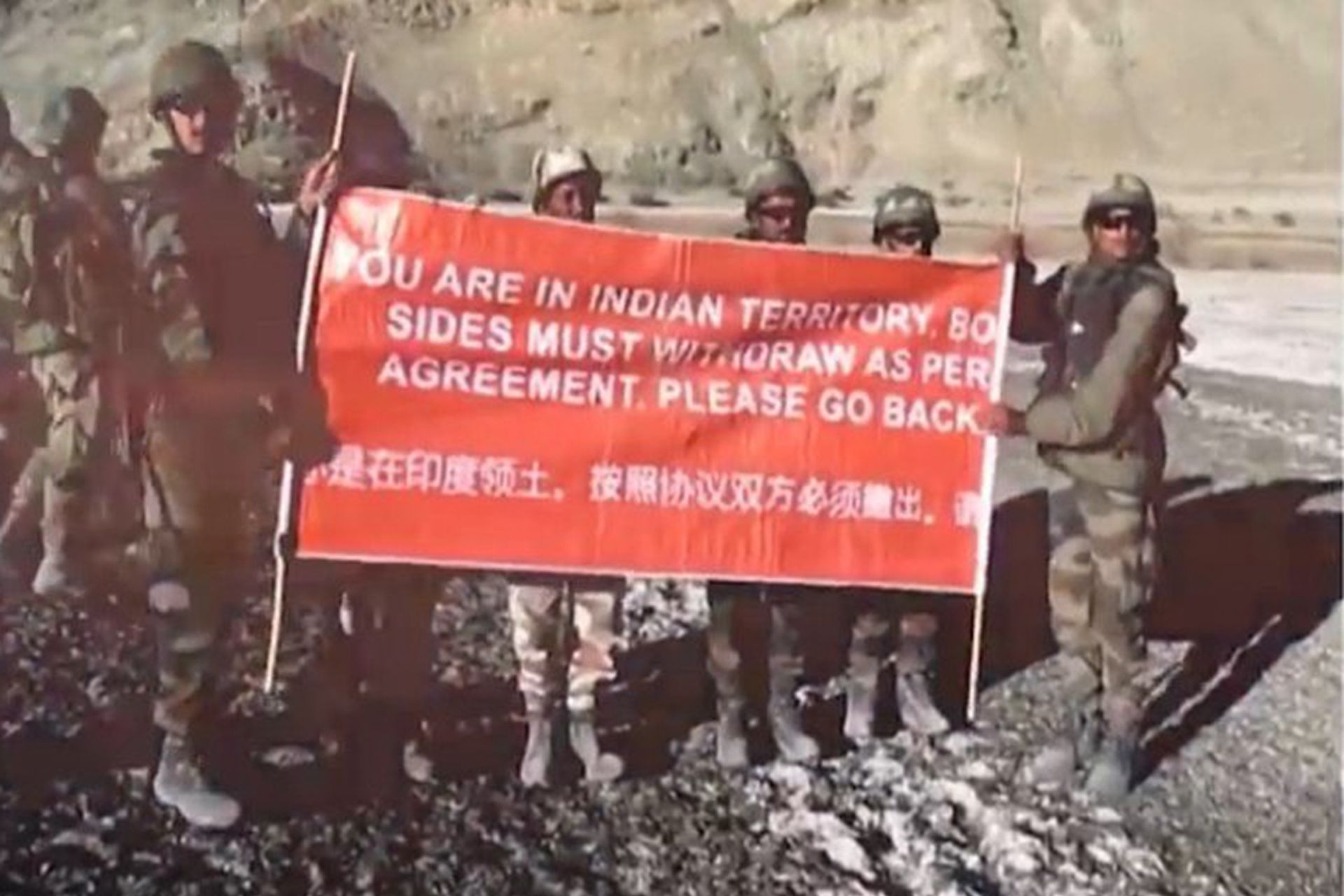 中印边境对峙，解放军将印军打伤。（微博视频截图）