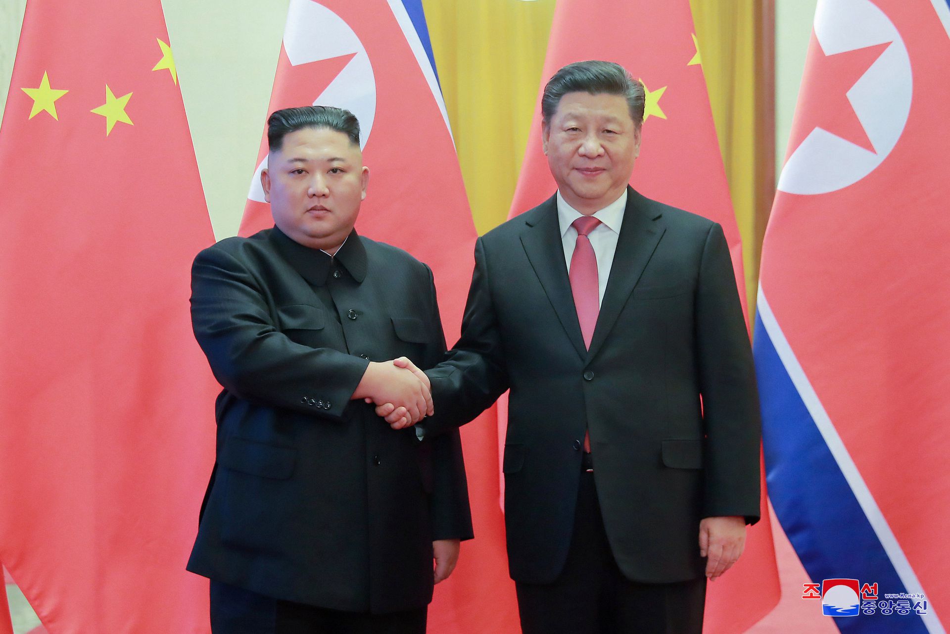 2019年1月10日，金正恩访问中国，与习近平握手。（朝中社）