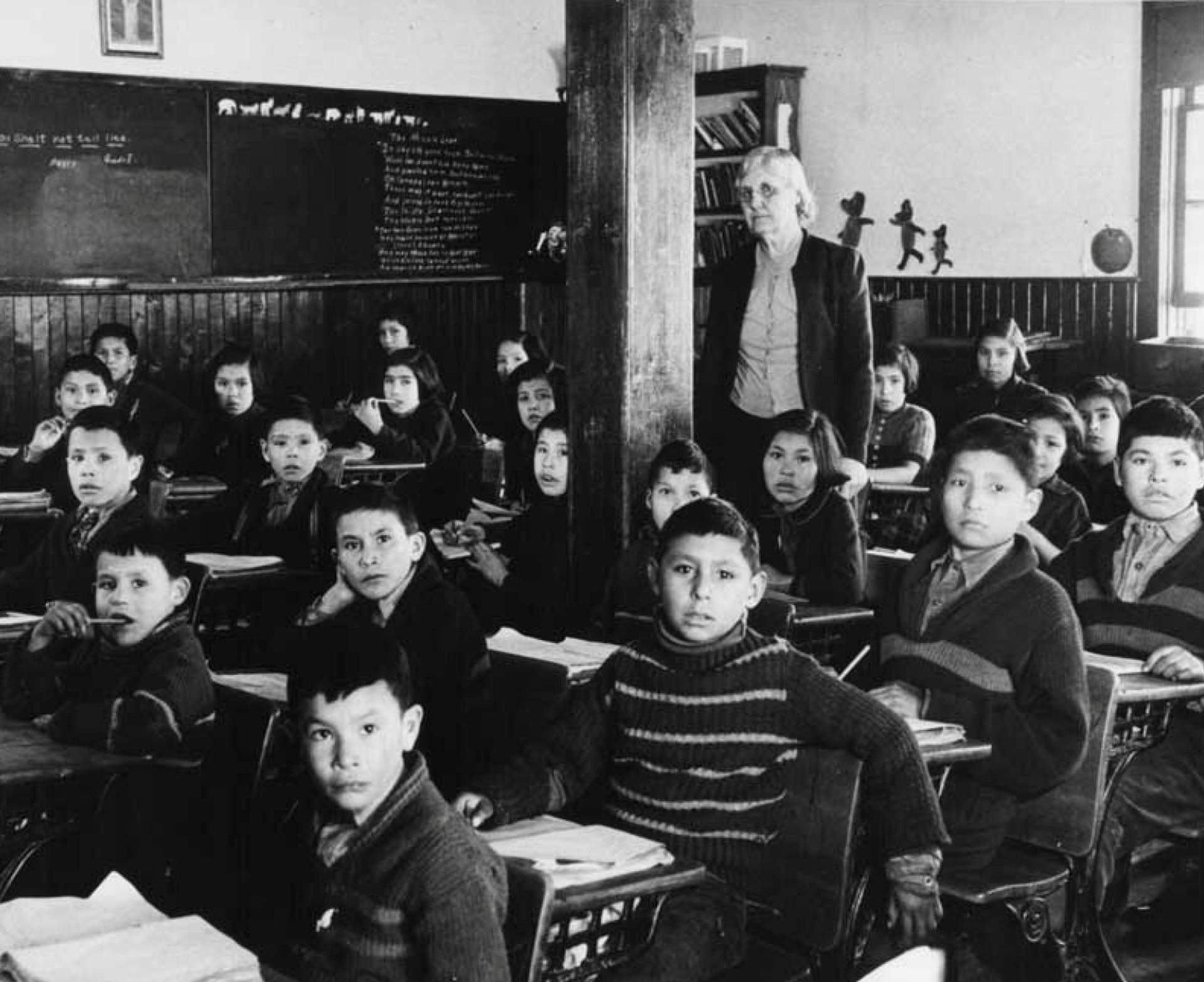 1950年左右，学生们坐在加拿大萨斯喀彻温省Lac la Ronge 的All Saints寄宿学校的教室里。（Reuters）