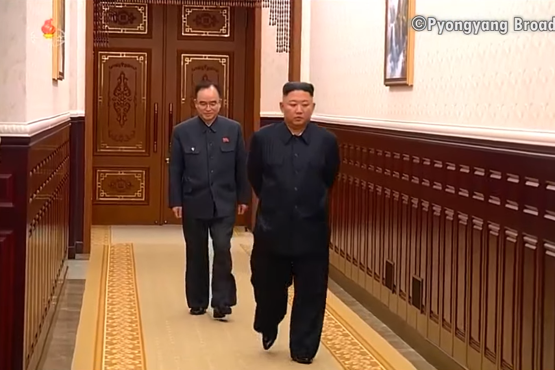 金正恩与朝鲜劳动党组织书记赵勇元准备进入会场。这是金正恩时隔近一个月再次露面，他明显消瘦了许多。而此时的朝鲜正经历粮食危机。（朝鲜中央电视台视频截图）