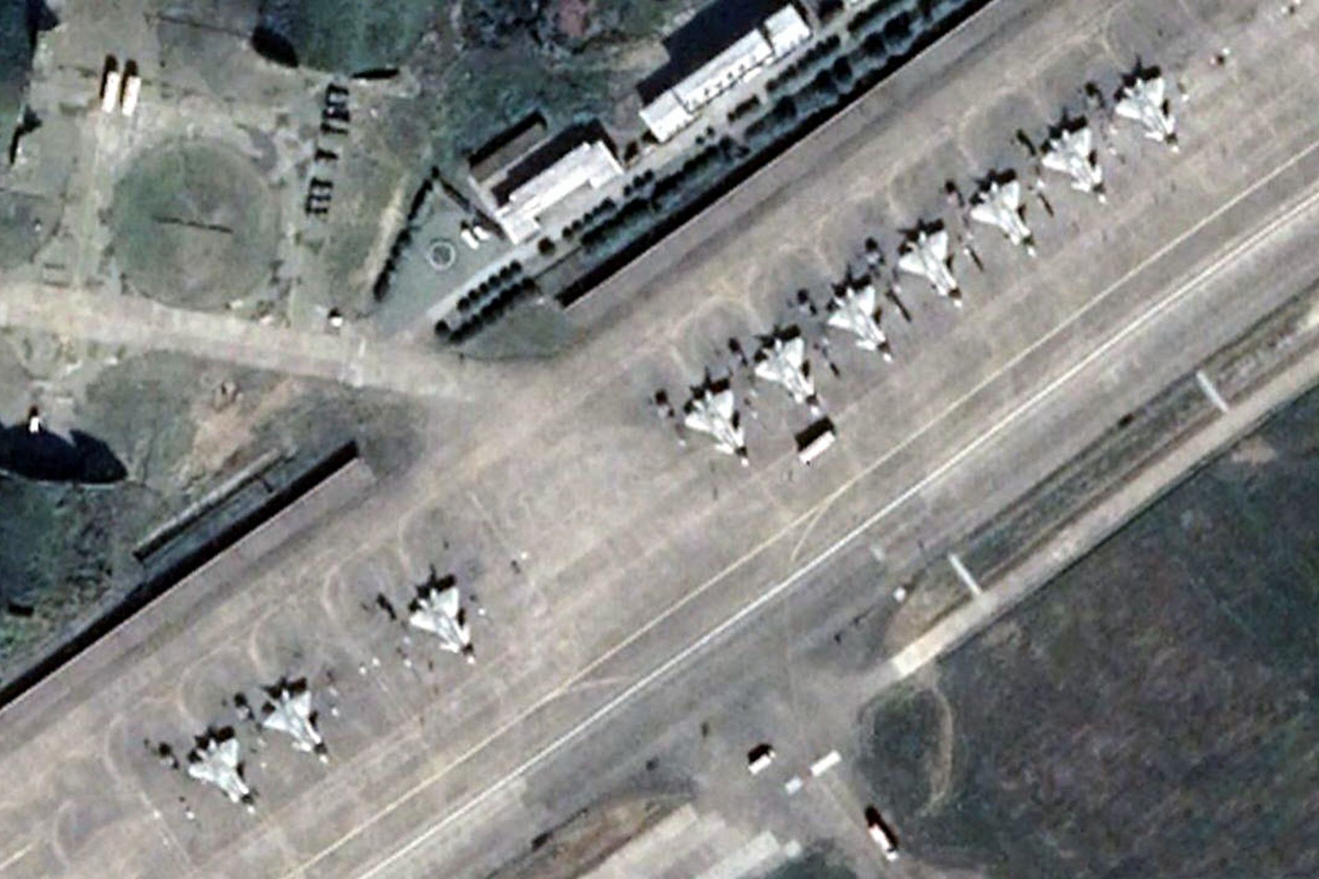 歼-20密集编队。图为衢州机场的歼-20卫星照。（Twitter@RupprechtDeino）