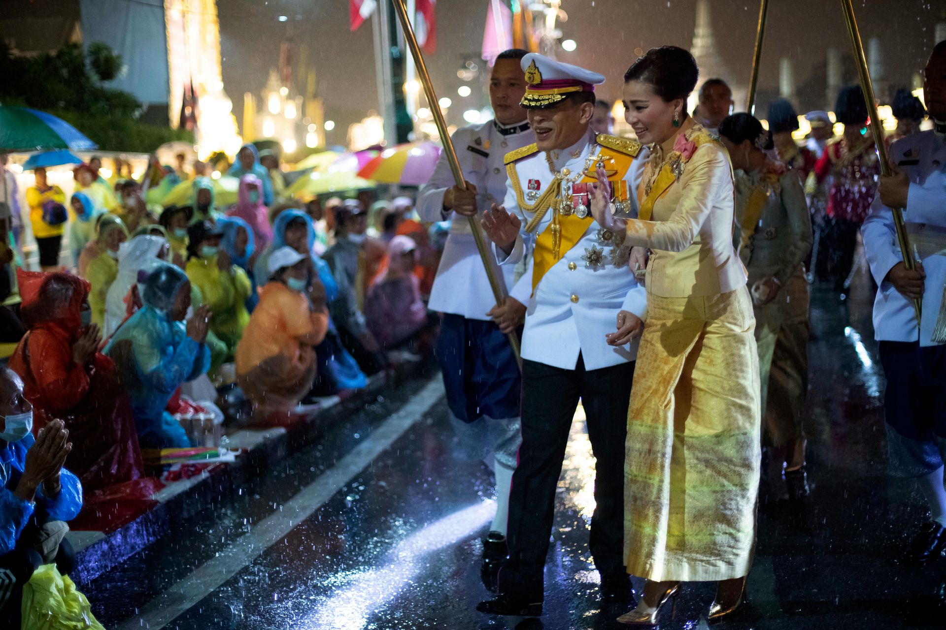 2020年10月13日，泰国国王哇集拉隆功和王后苏提达离开大皇宫，与民众互动交流。（AP）