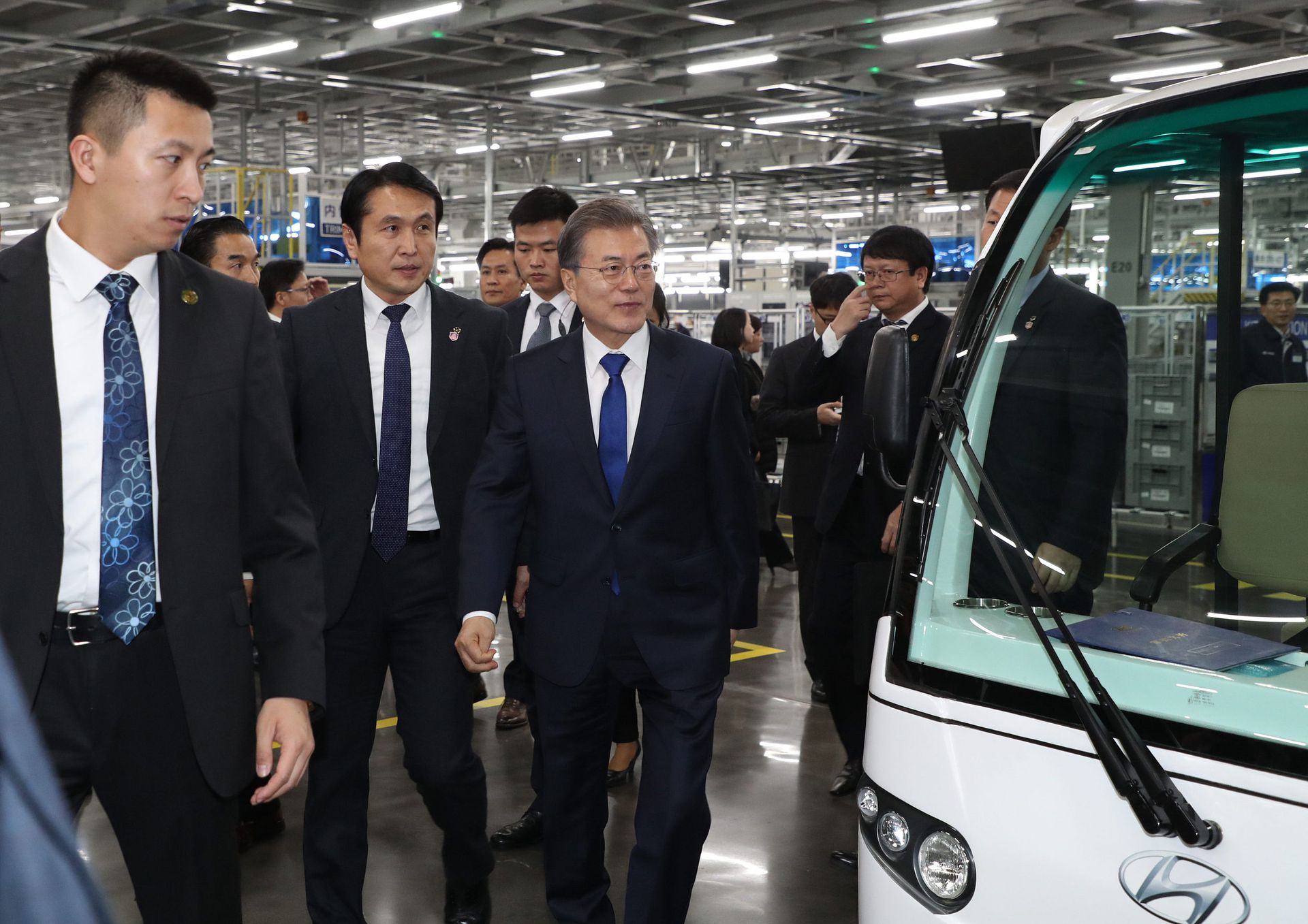 2017年12月16日，韩国总统文在寅访问中国期间，参观位于重庆的现代汽车第五工厂。（视觉中国）