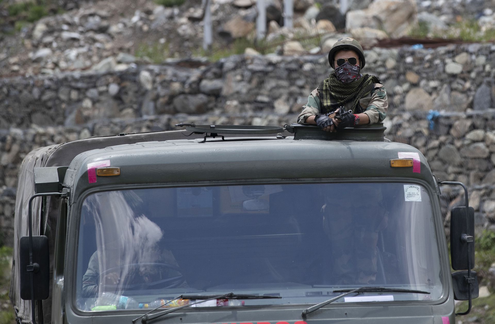 6月17日，在印度斯利那加东北的加甘杰尔，一名印度士兵守卫在一辆汽车上。印度安全部队说，双方在15日晚间拉达克地区的冲突中都没有开枪。 (AP）