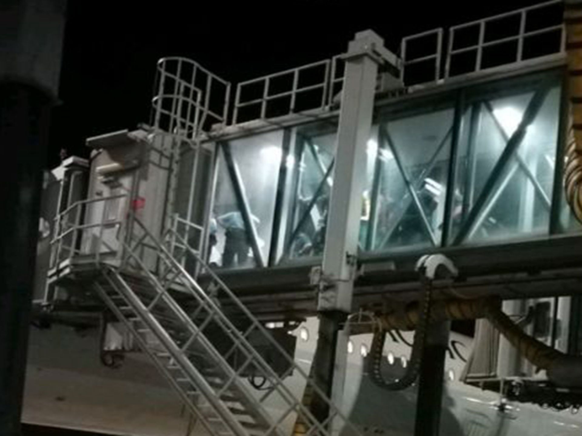 刺伤港警后,该男子欲连夜逃往英国,最终在机场被抓。(微博@水師DDD) 刺伤港警后,该男子欲连夜逃往英国,最终在机场被抓。(微博@水師DDD)