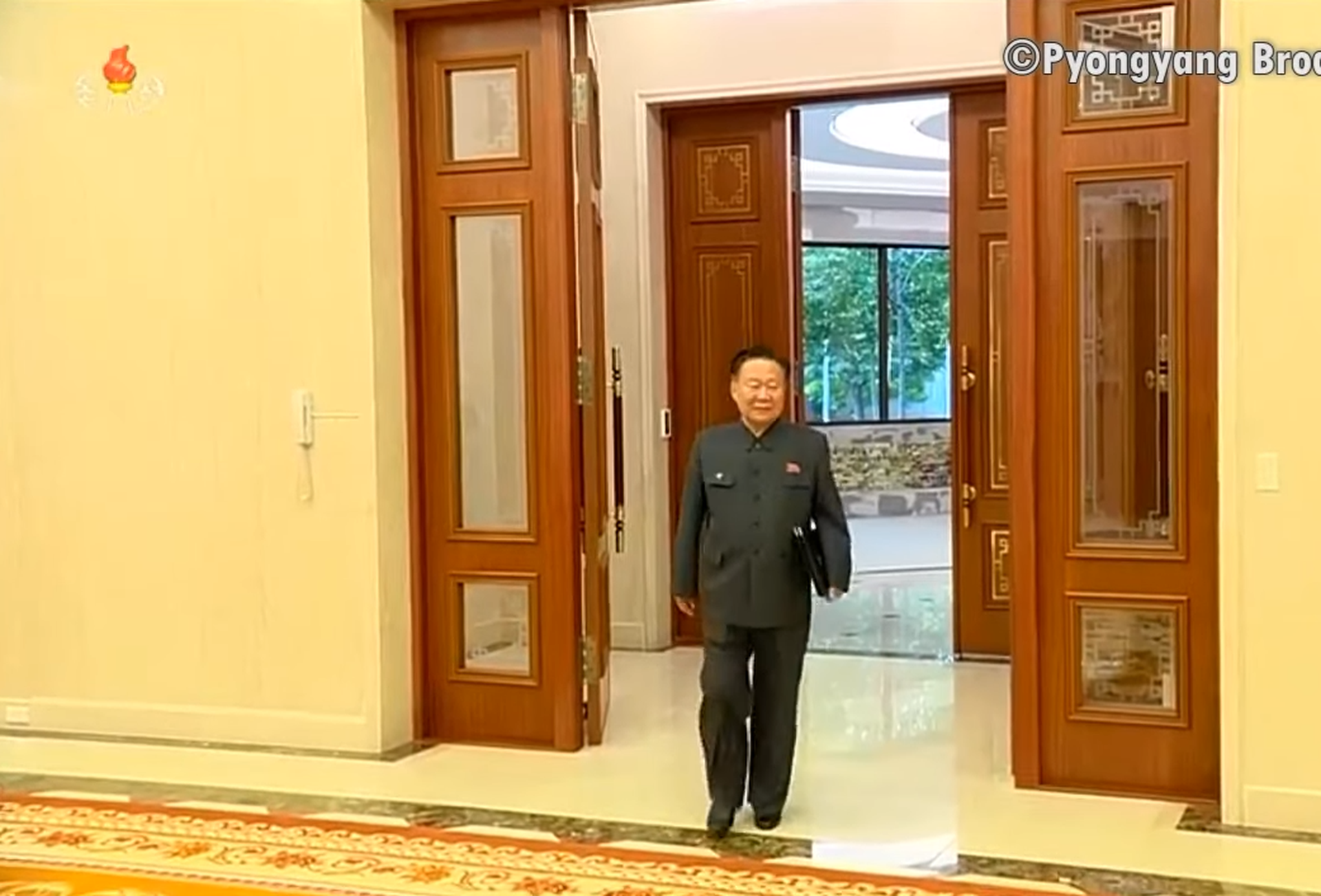 2021年6月4日，朝鲜最高人民会议常任委员会委员长崔龙海进入会场。（朝鲜中央电视台视频截图）