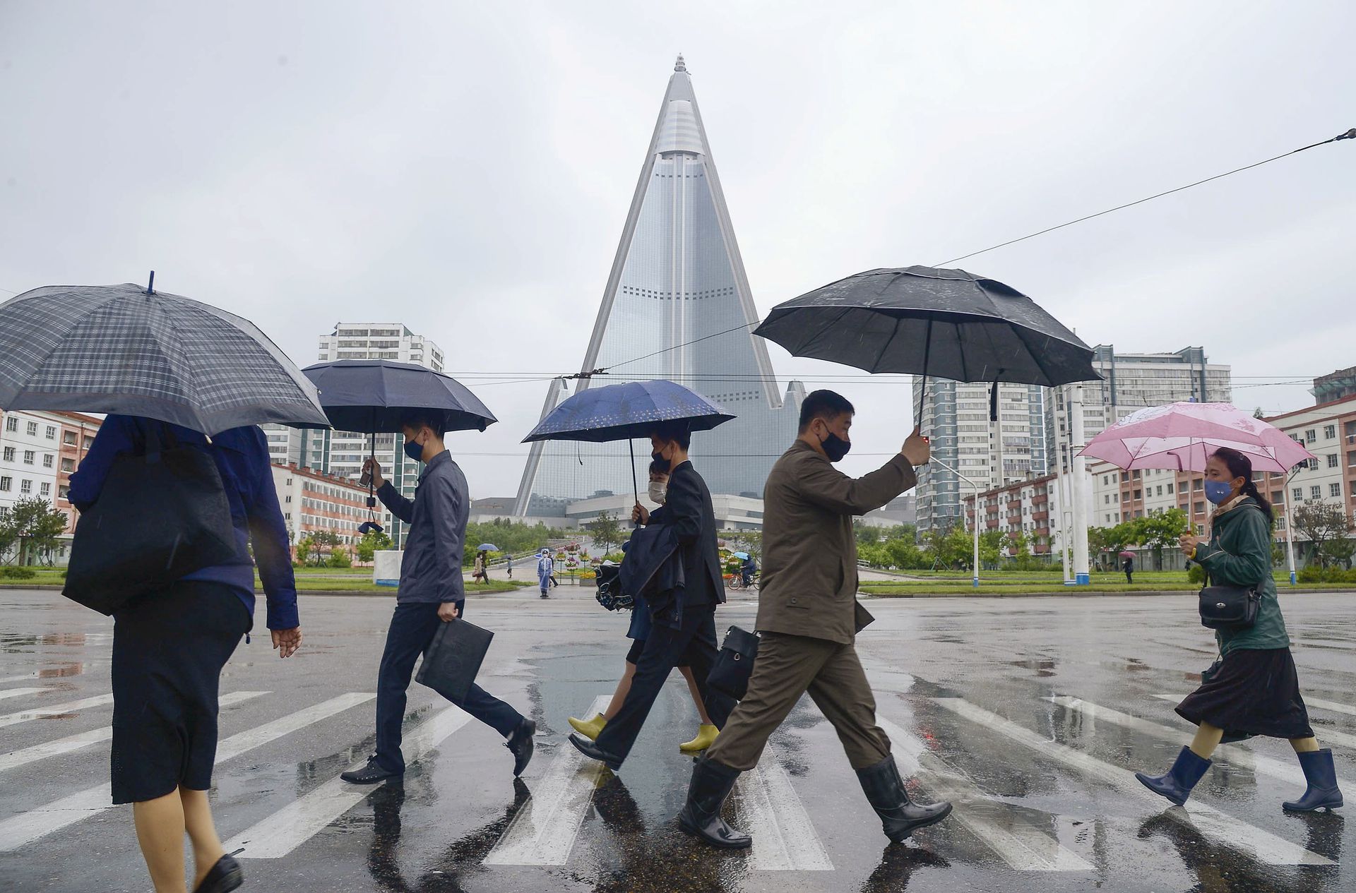 2020年5月15日，在朝鲜平壤的人们戴着防护口罩在人们对新冠病毒的担忧中行走。（Reuters）