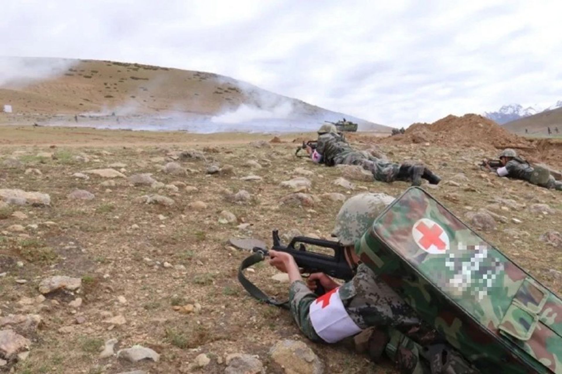 2020年6月上旬,中國人民解放軍西藏軍區15式坦克演練步坦協同。圖為解放軍醫療兵參加演習。(中國央視截圖) 2020年6月上旬,中國人民解放軍西藏軍區15式坦克演練步坦協同。圖為解放軍醫療兵參加演習。(中國央視截圖)