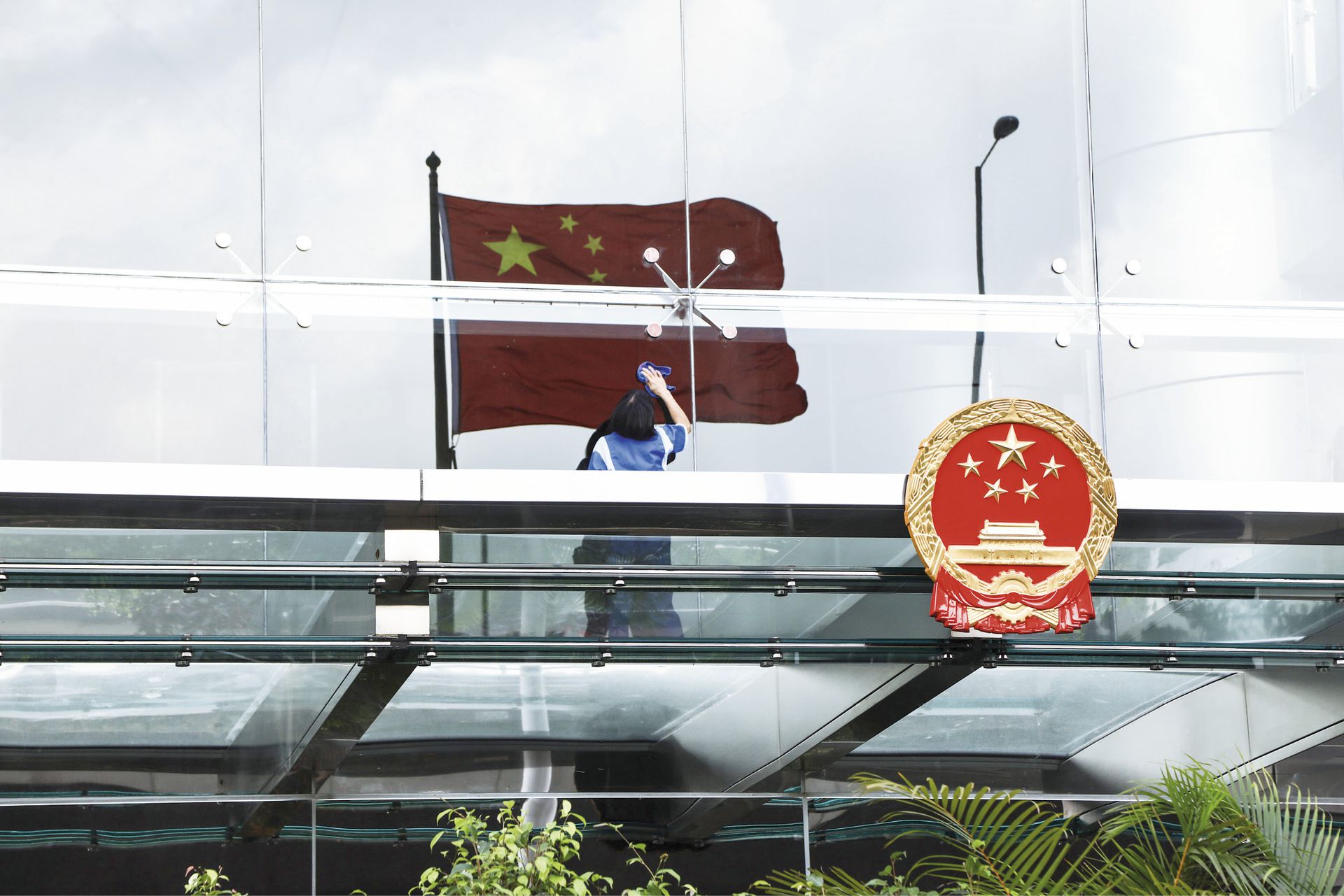 中联办是中国中央政府在香港特别行政区的派出机构，与中共中央香港工作委员会一个机构两块牌子。（多维新闻）