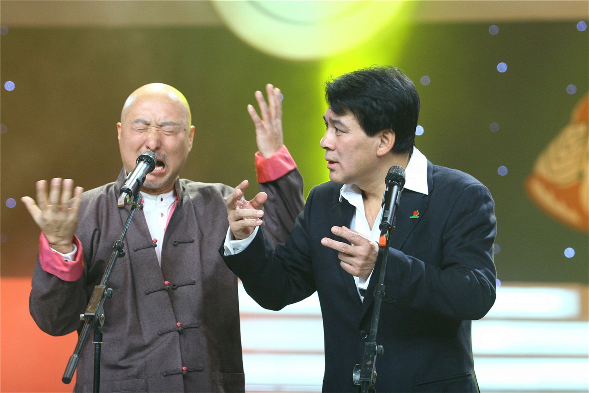 中国演员陈佩斯（左）与朱时茂曾在央视春晚表演过许多为民众喜爱的节目，这对搭档后来消失于央视舞台，据称原因之一为创作者与平台之间的分歧。（VCG）