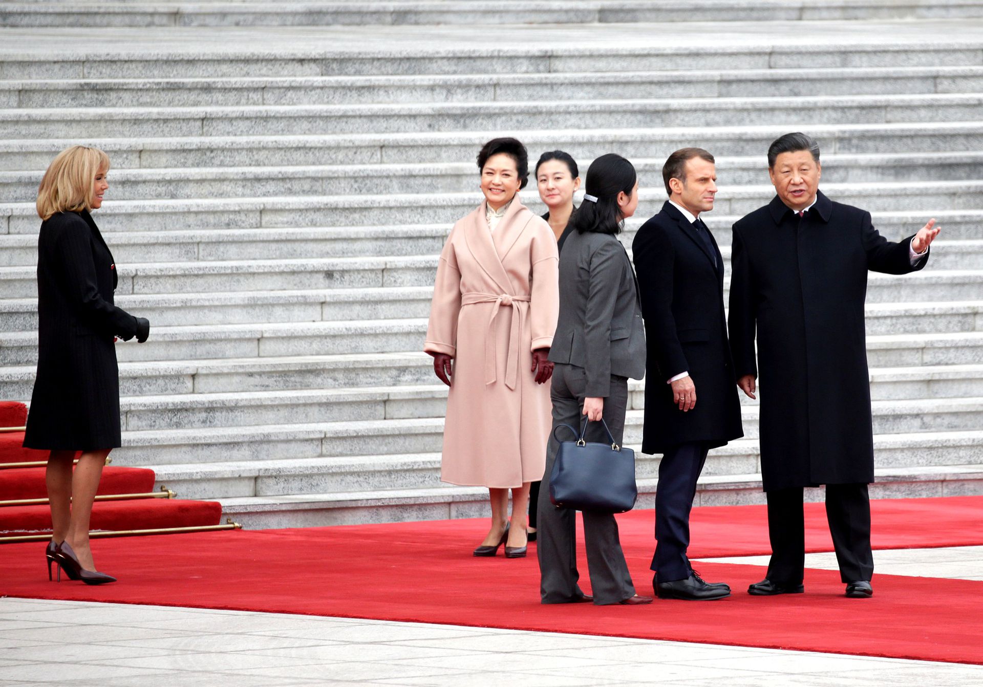 2019年11月6日，法国总统马克龙夫妇出席习近平夫妇在北京人民大会堂举行的欢迎仪式。（Reuters）