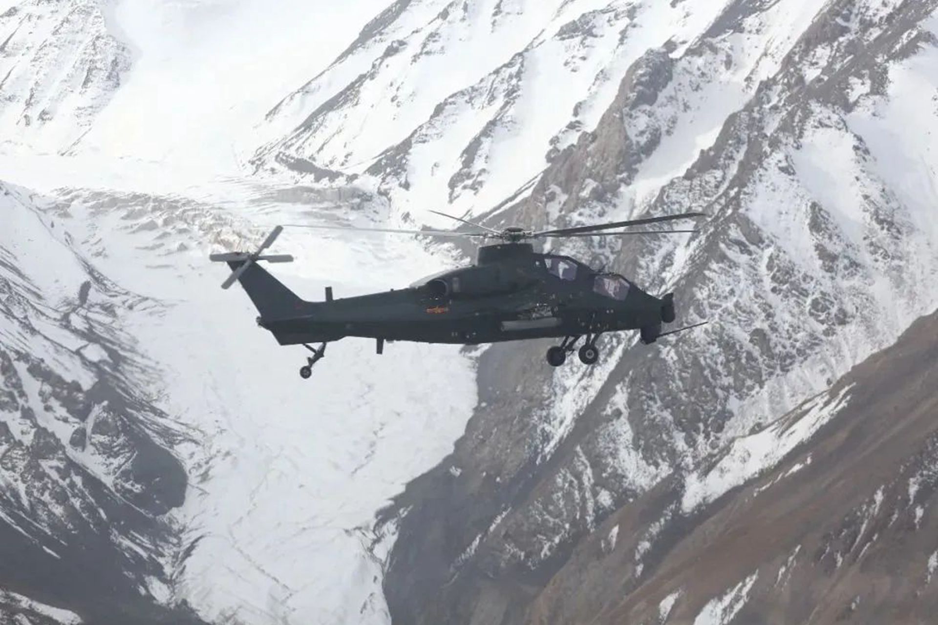 直-10武装直升机有助于提升中国军队的作战能力。（西部战区官微截图）