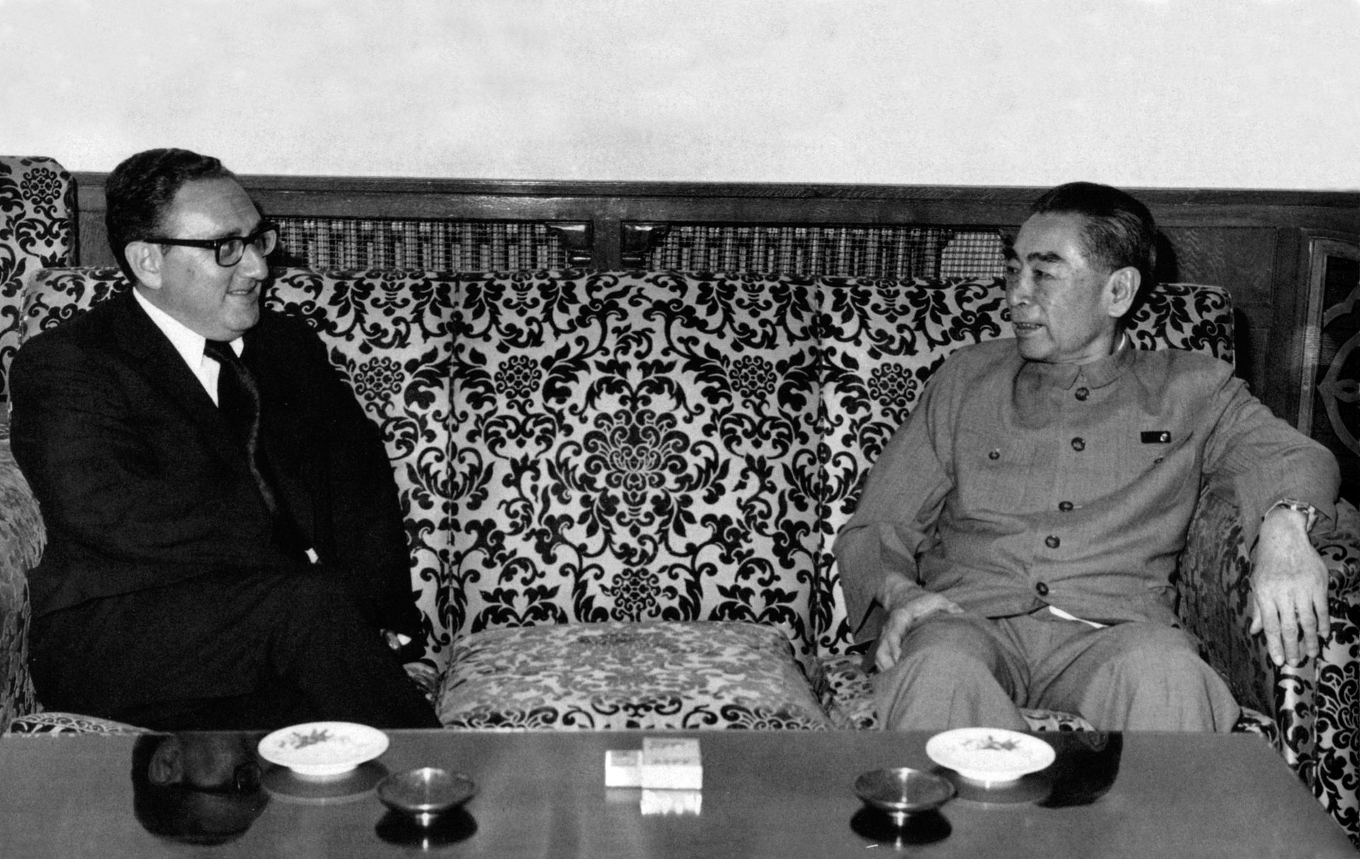 1971年7月，时任中国总理周恩来会见秘密访华的基辛格（左）。双方发表的会谈公告宣布，时任美国总统尼克松（Richard Nixon）将应邀访华。（视觉中国）