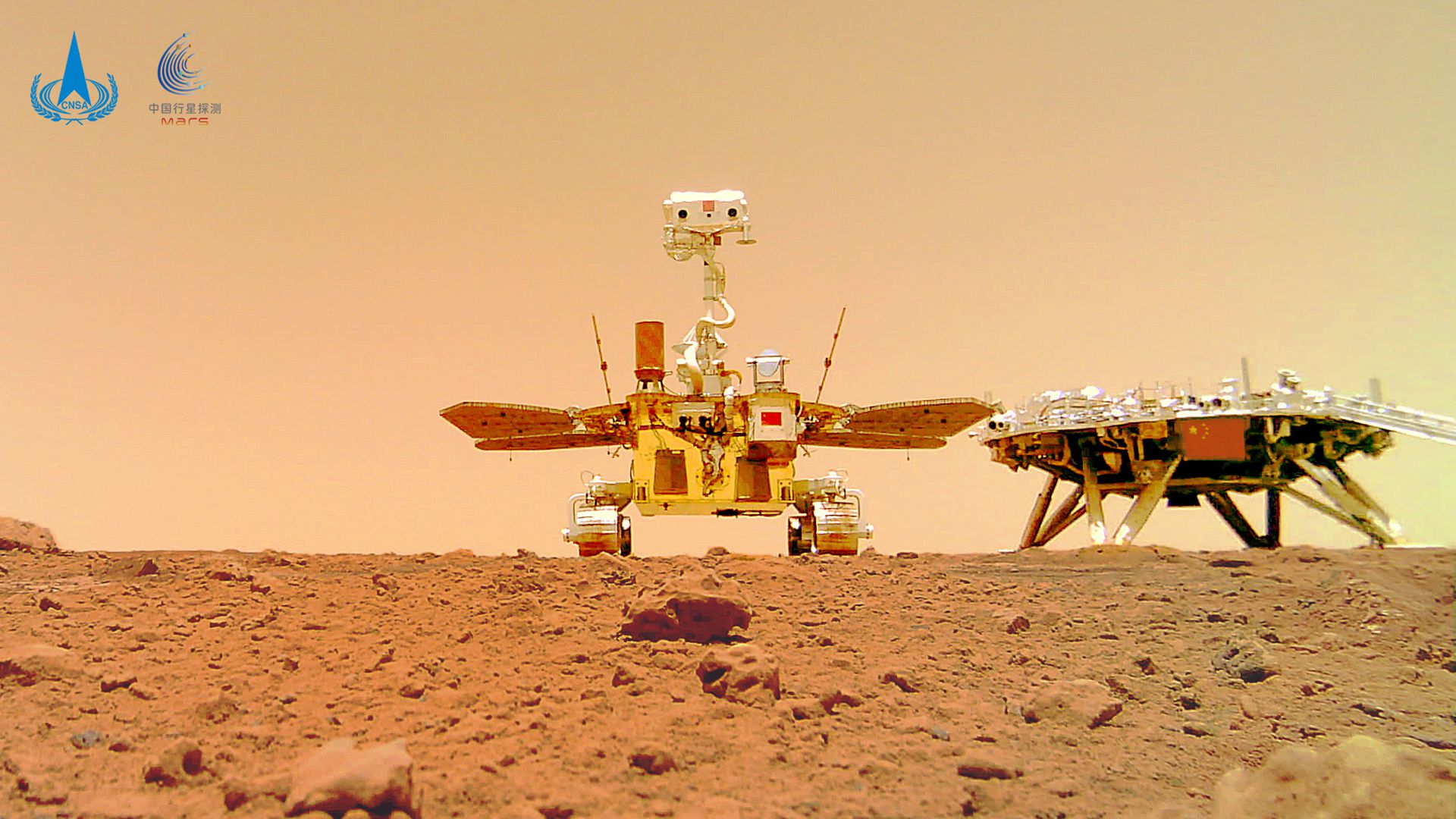 天问一号着陆火星首批科学影像图公布，中国首次火星探测任务取得圆满成功，图为由祝融号火星车拍摄的  “着巡合影”图。（新华社）