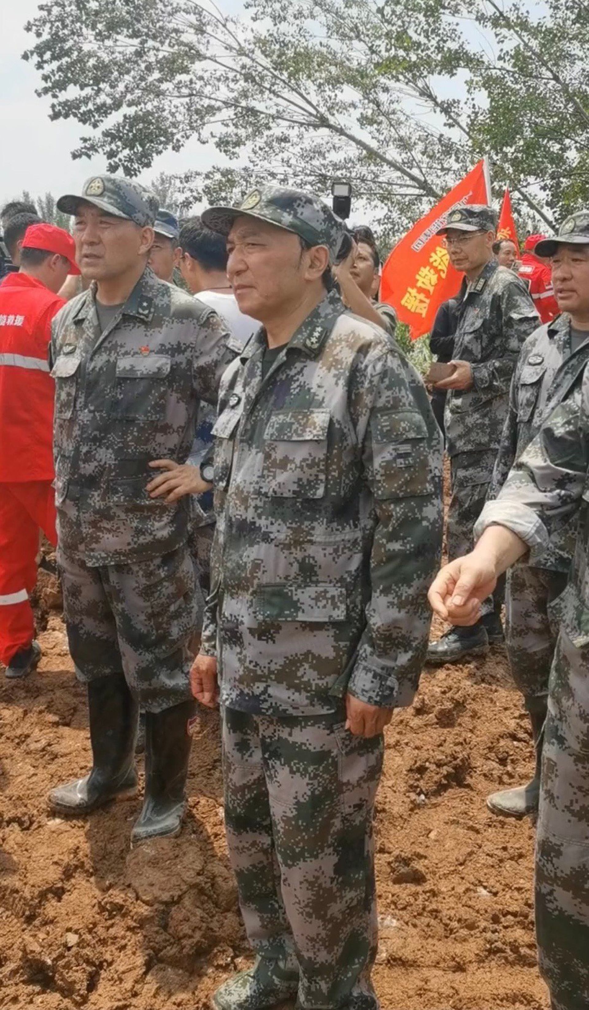 解放军上将朱生岭救灾被网友认出，地方领导鞋子锃亮遭吐槽（组图） - 1