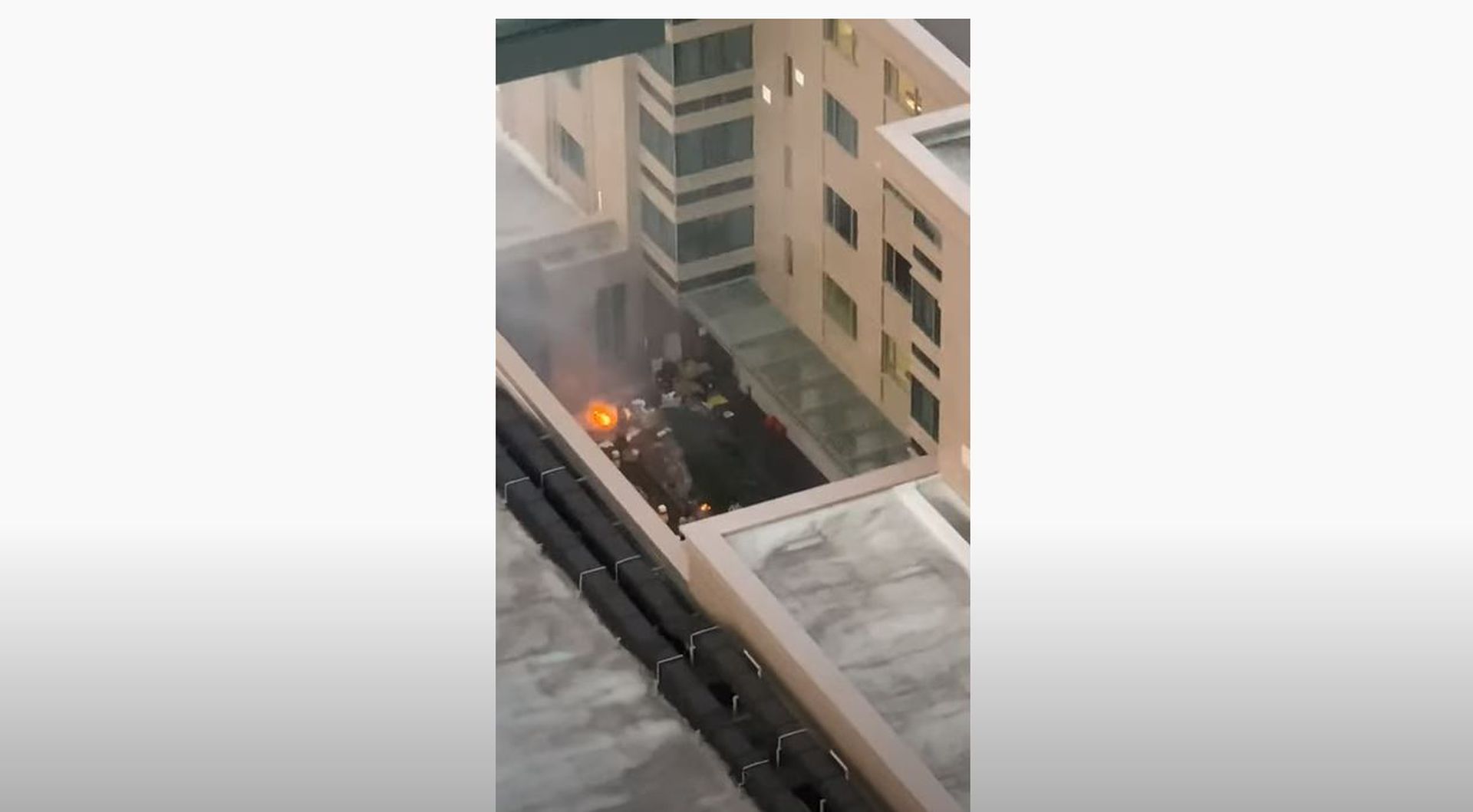 照片显示，中国使馆人员正在焚烧一些文件。（YouTube@wtf01s4）